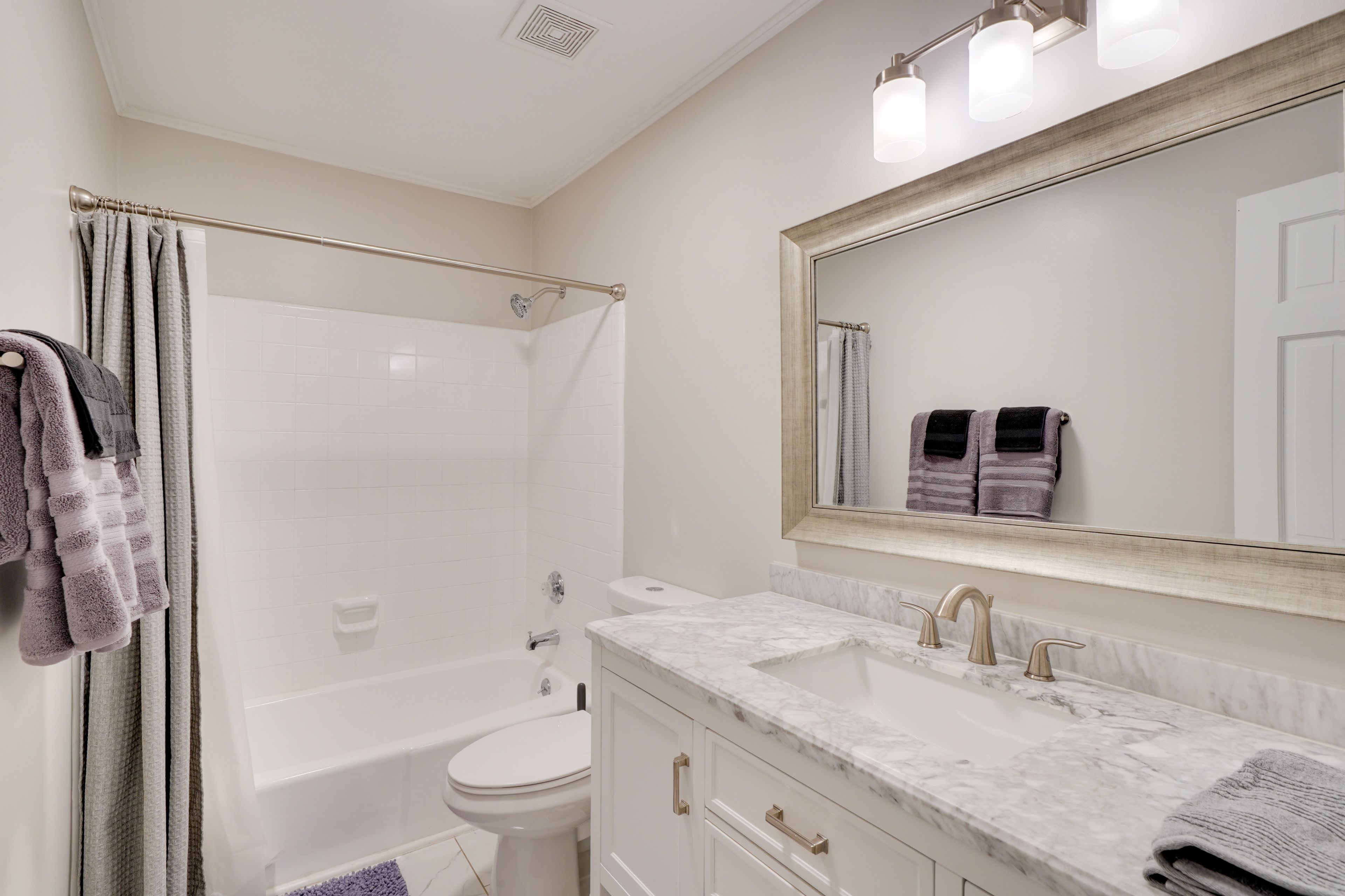 Full Bathroom | 2nd Floor