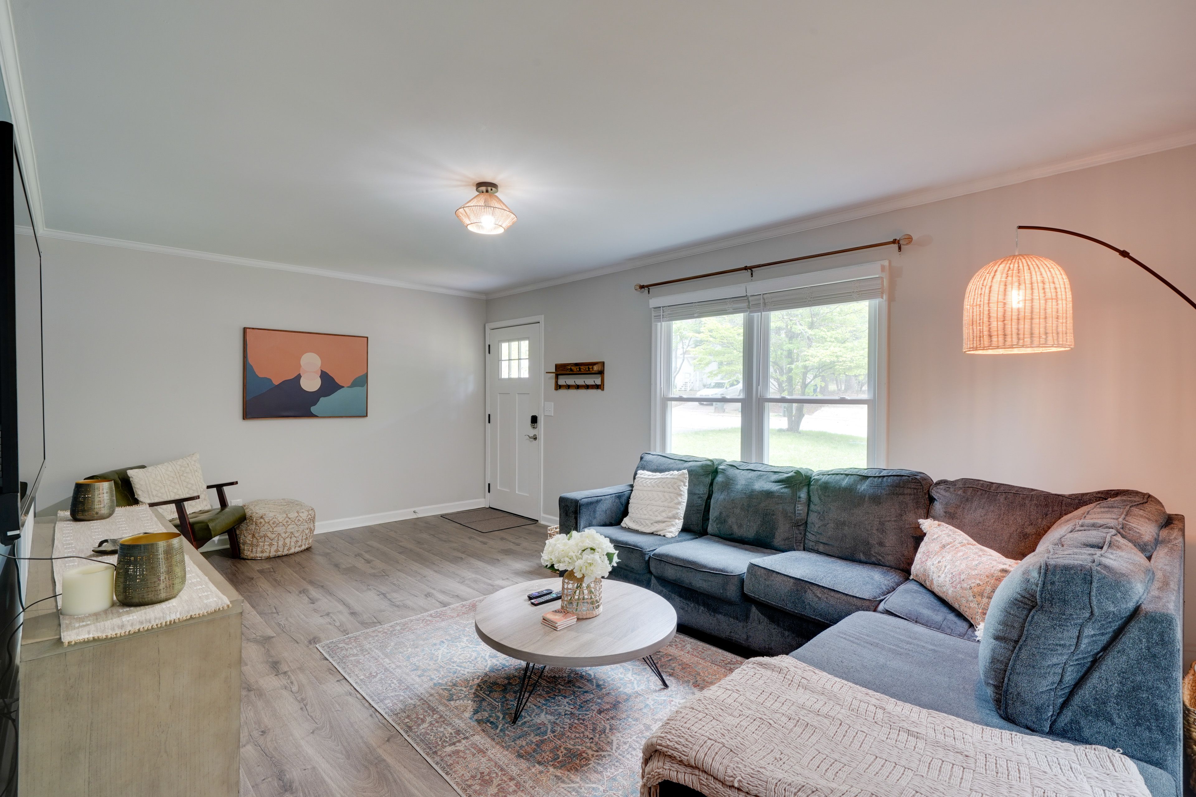 Living Room | Free WiFi | Smart TV | Central A/C | 1st Floor
