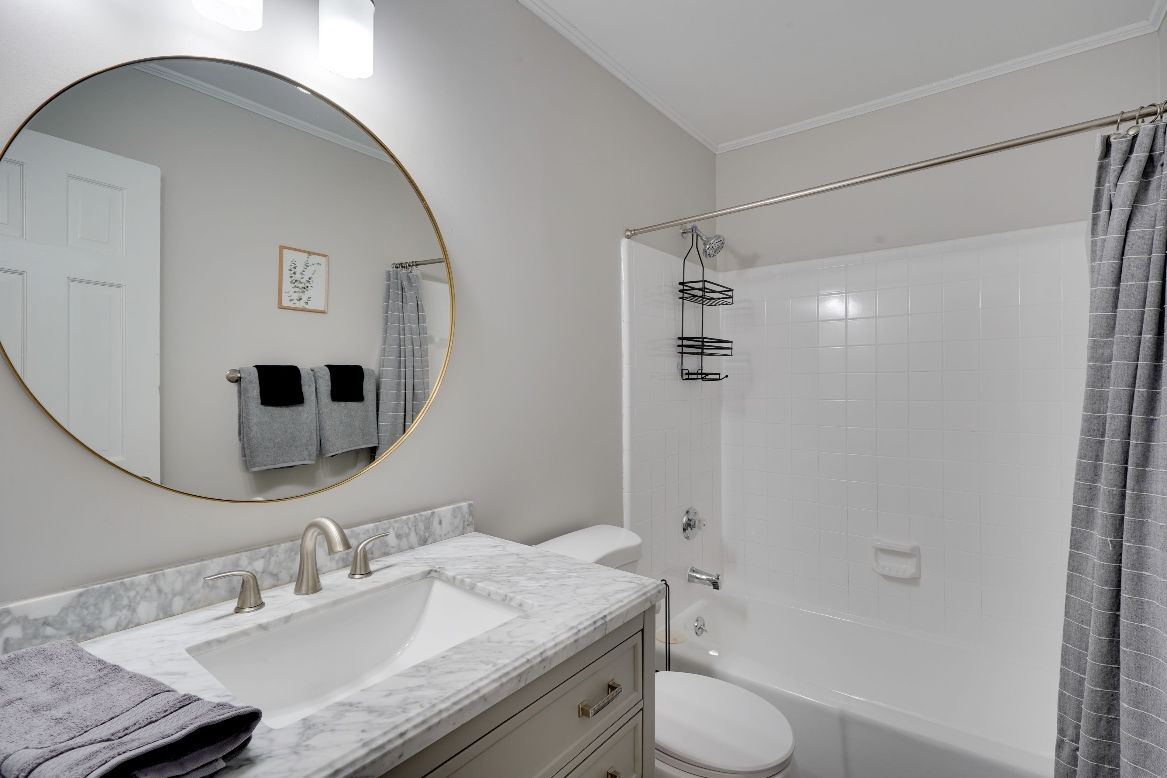 Full Bathroom | 2nd Floor
