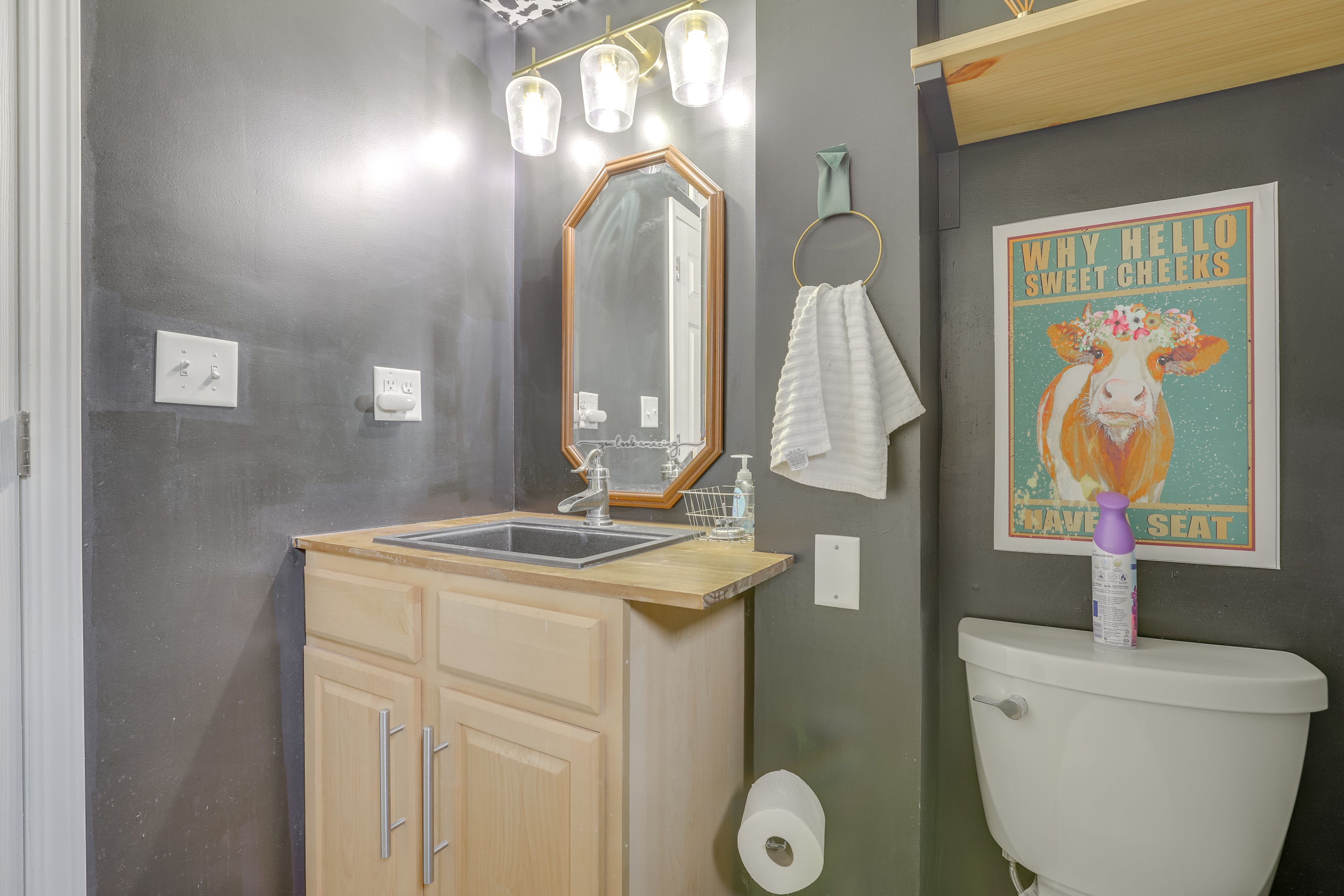 Full Bathroom | Complimentary Toiletries | Towels Provided