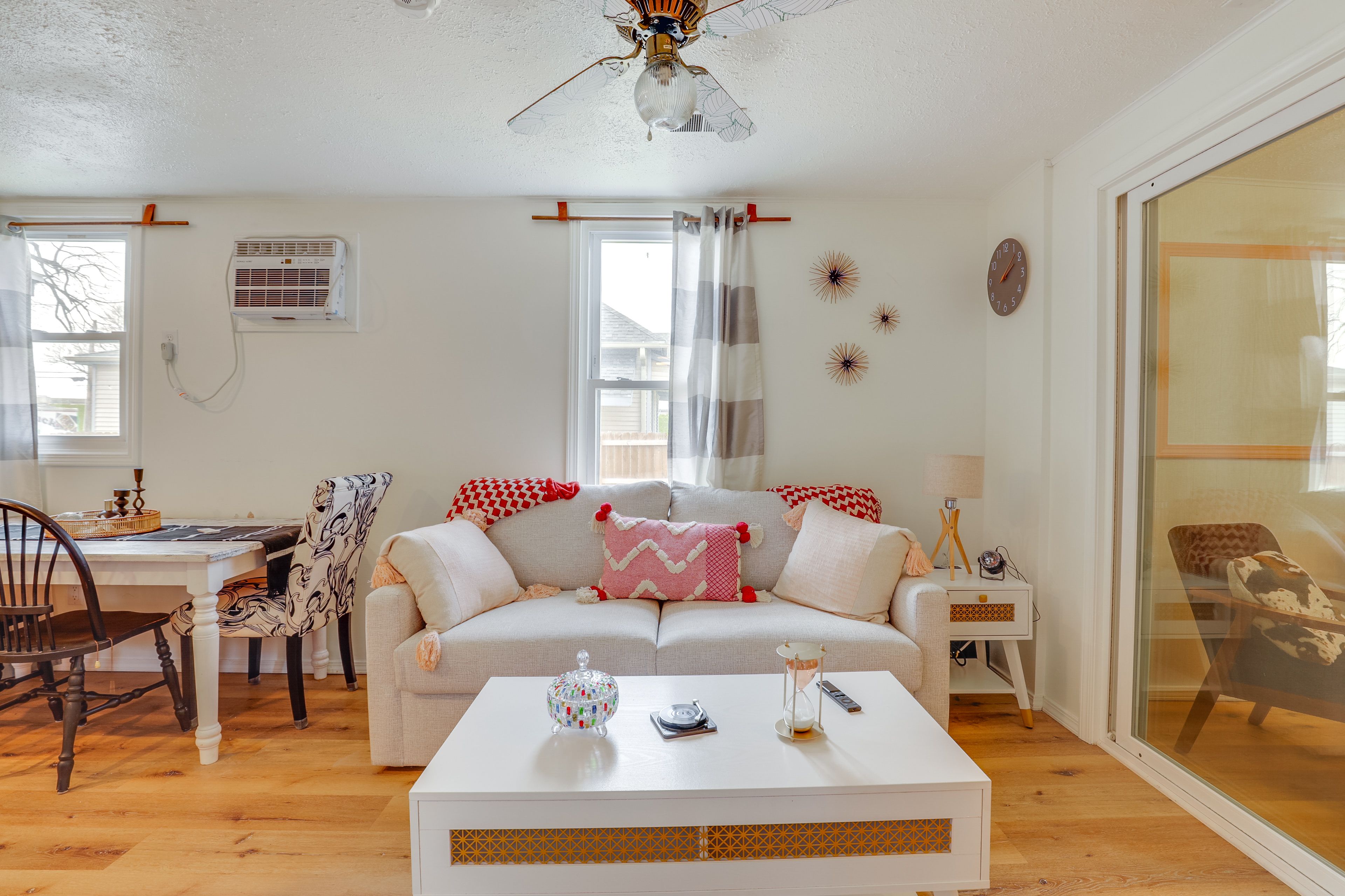 Living Room | Queen Sleeper Sofa | Central Heating | Wall A/C Unit | Free WiFi