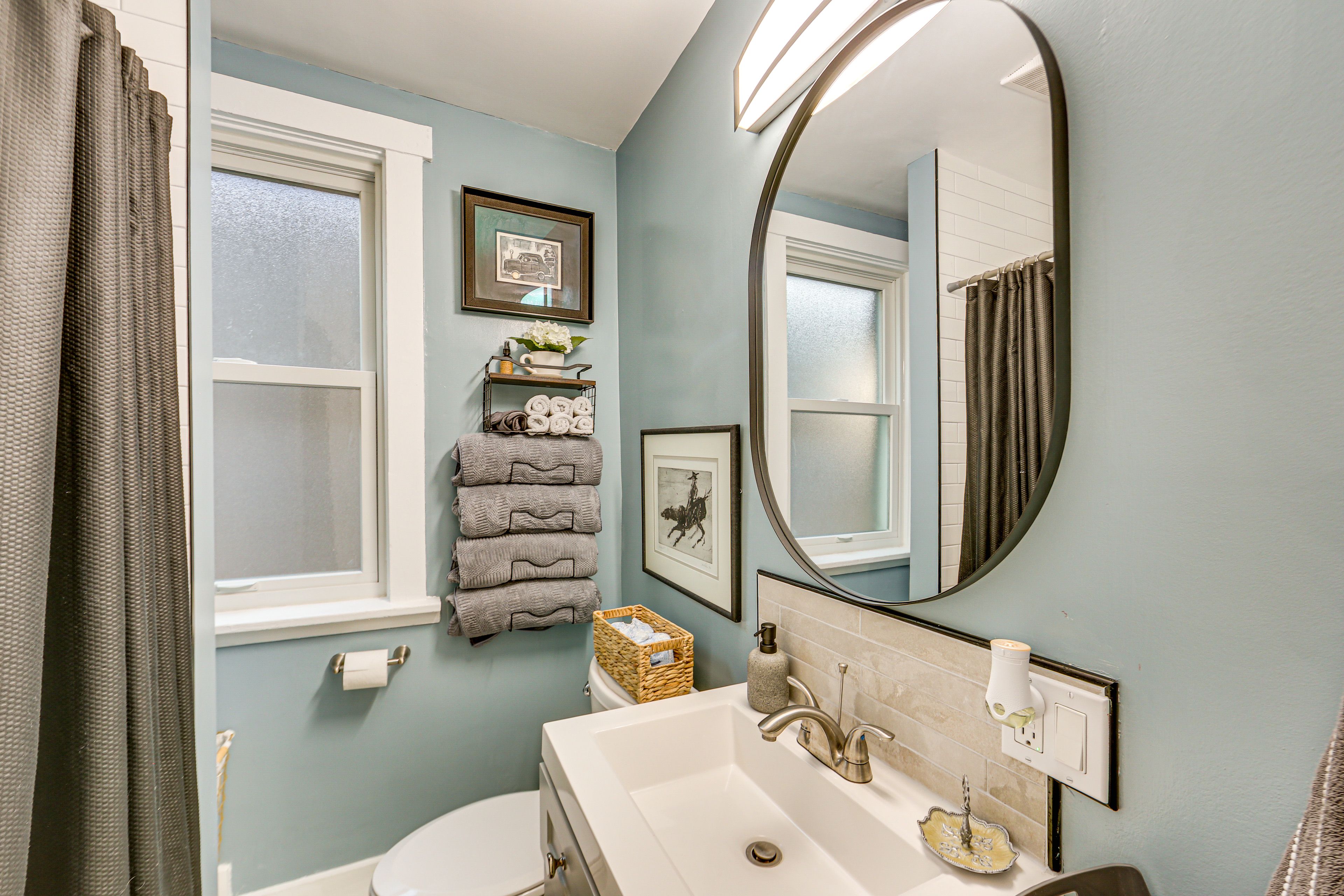 Full Bathroom | 2nd Floor | Towels Provided | Complimentary Toiletries