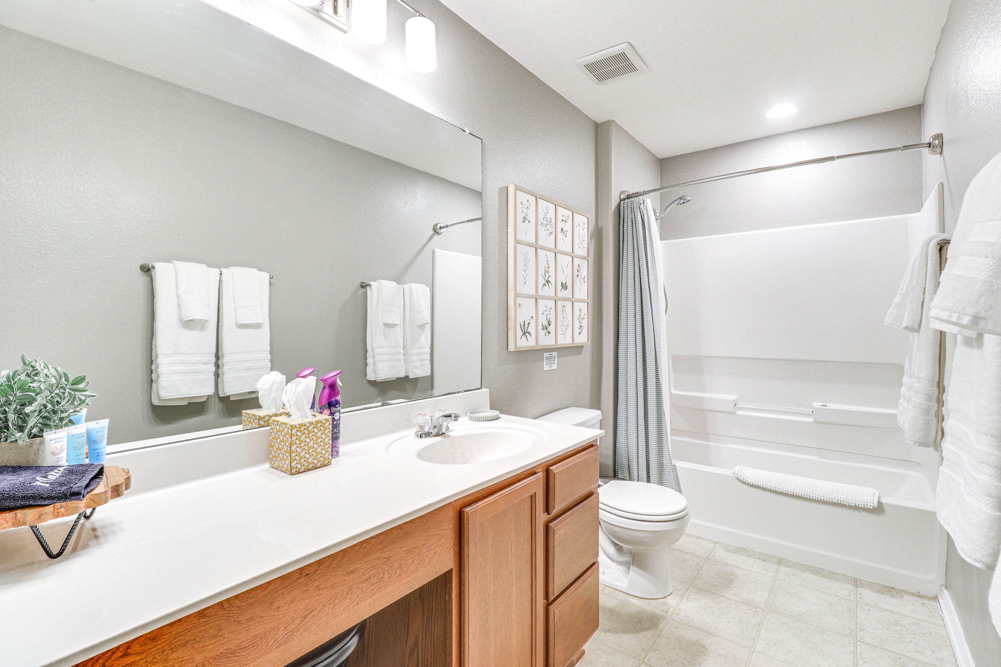 Full Bathroom | 2nd Floor