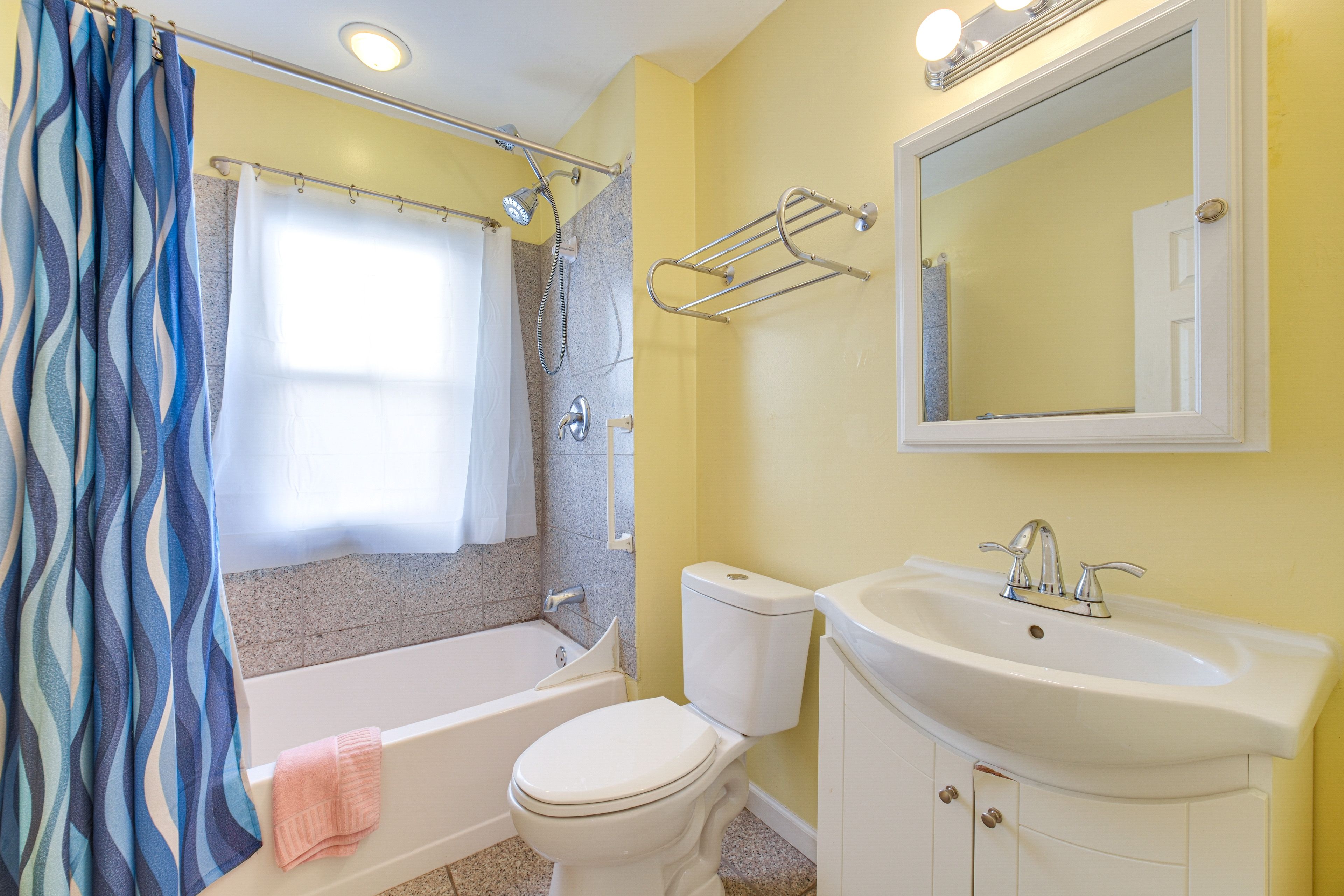 Full Bathroom | 1st Floor | Towels Provided