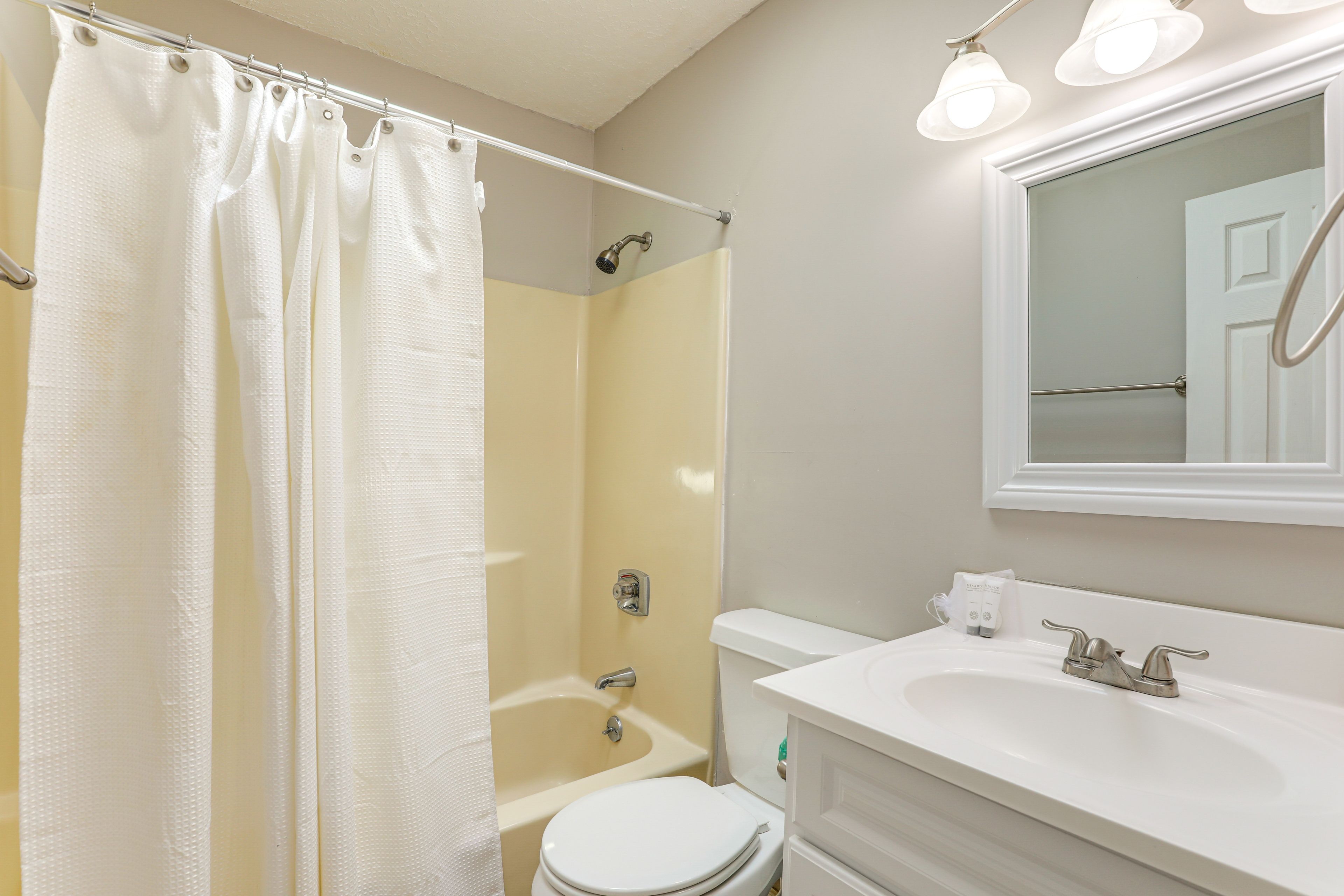 Full Bathroom | 2nd Floor | Towels & Linens Provided