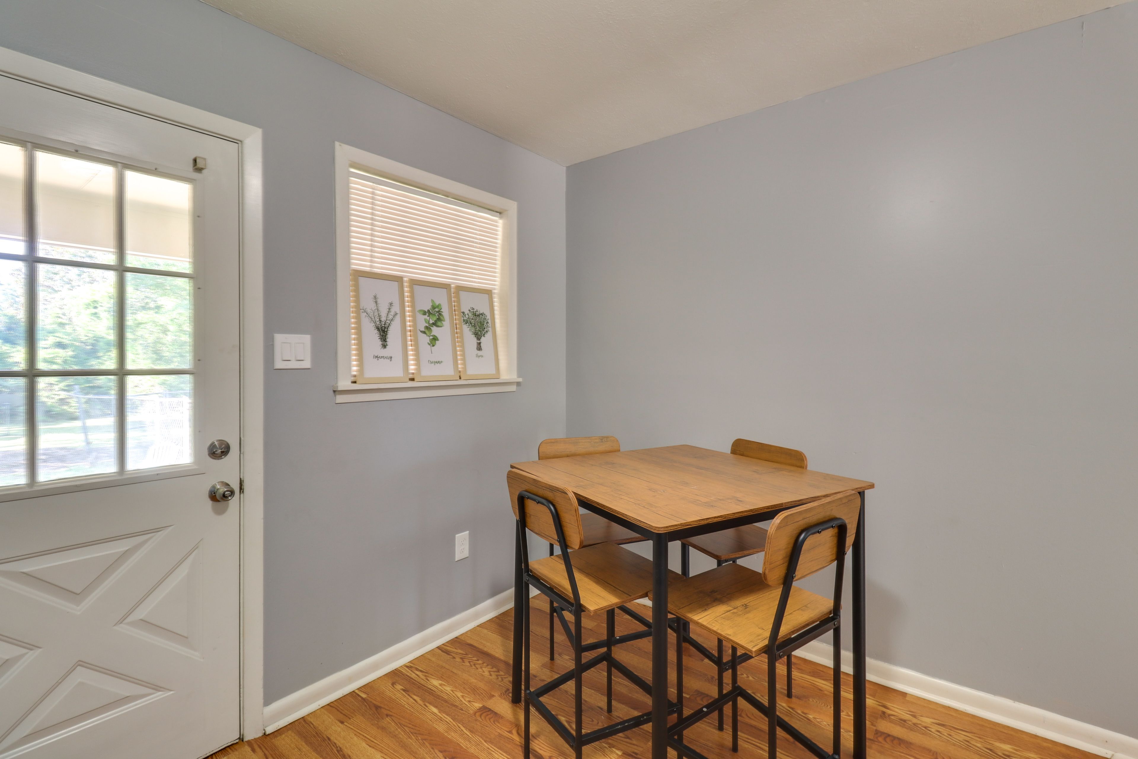 Dining Area & Kitchen