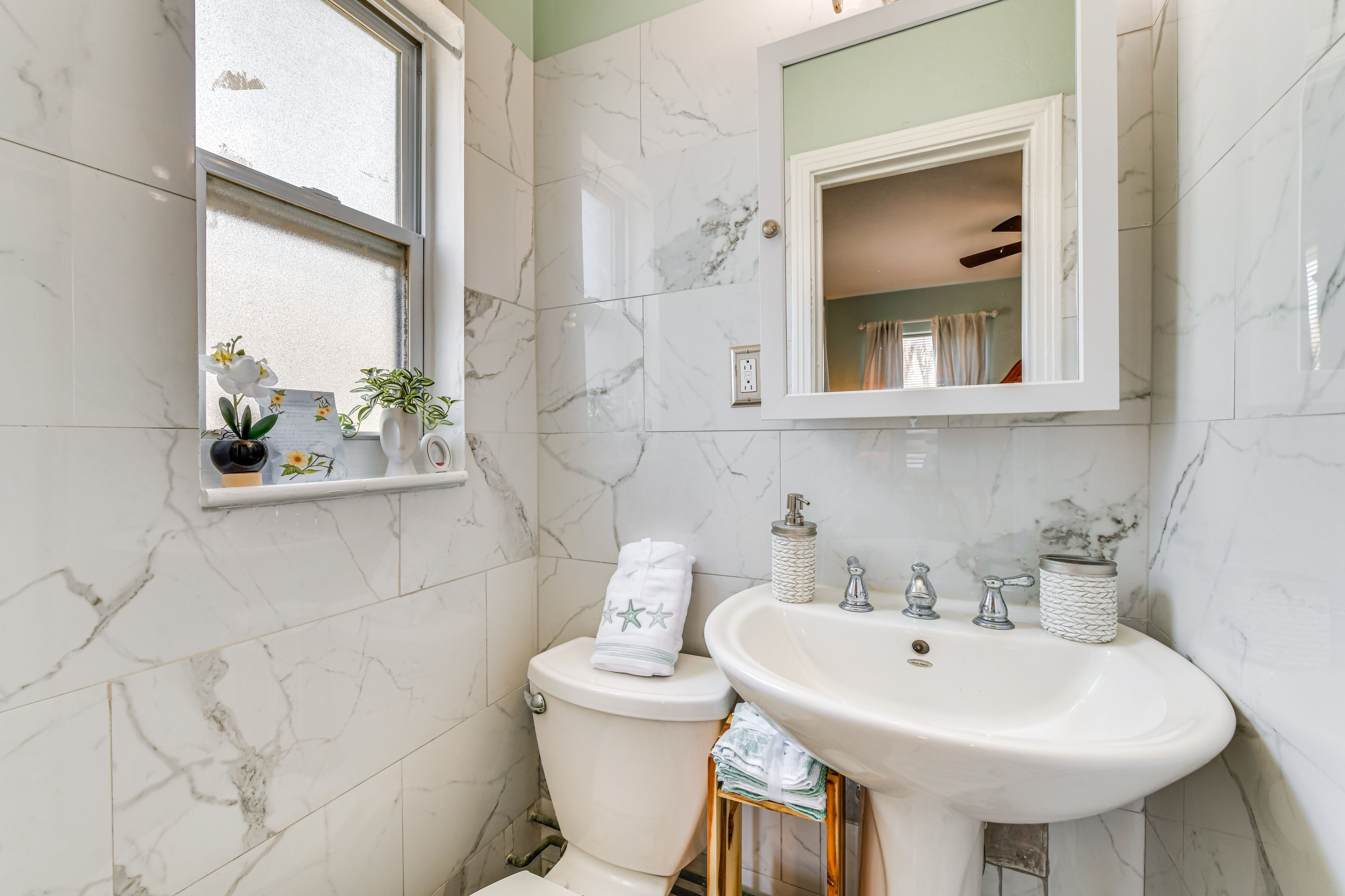 Full Bathroom | Towels Provided