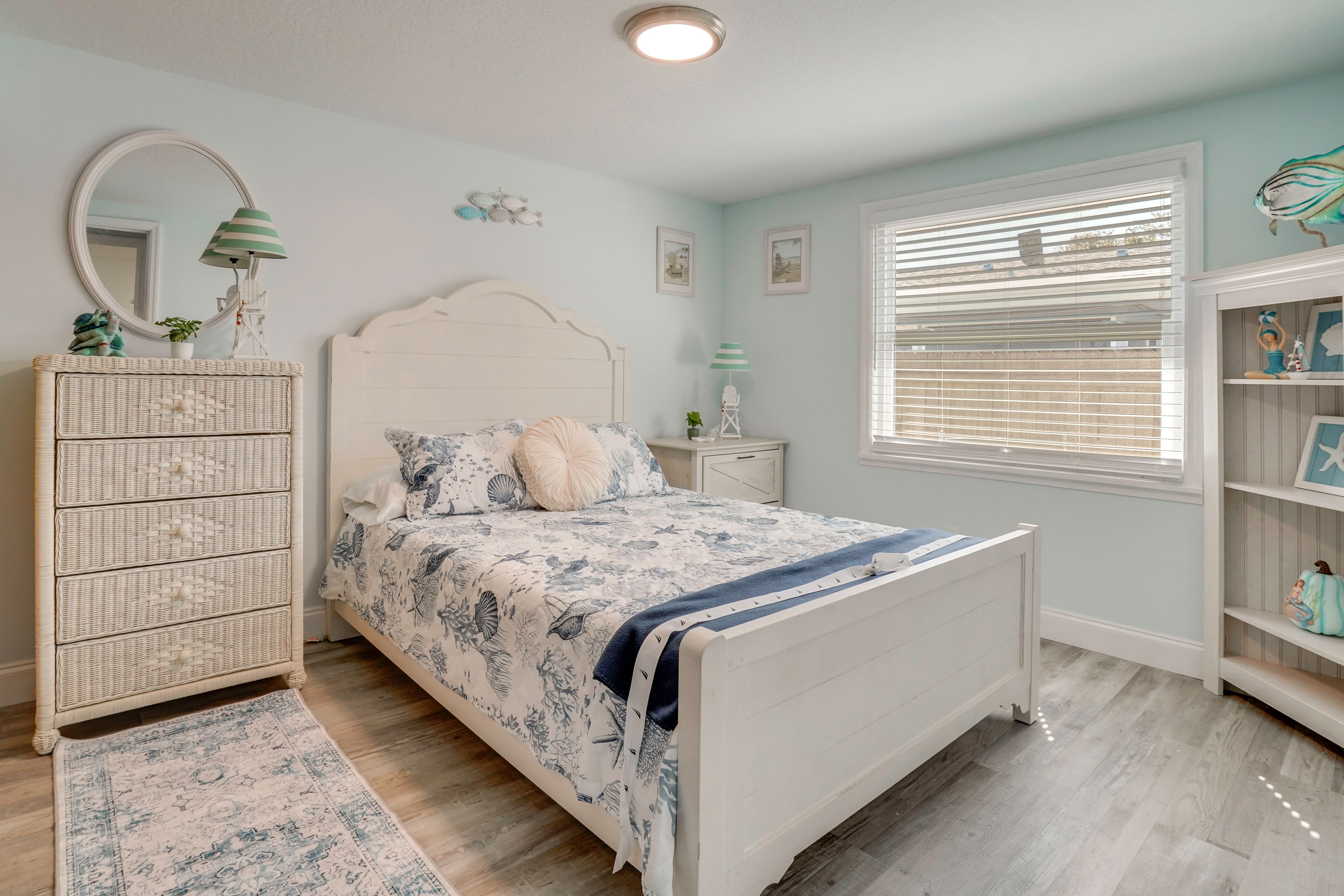 Bedroom 1 | Queen Bed