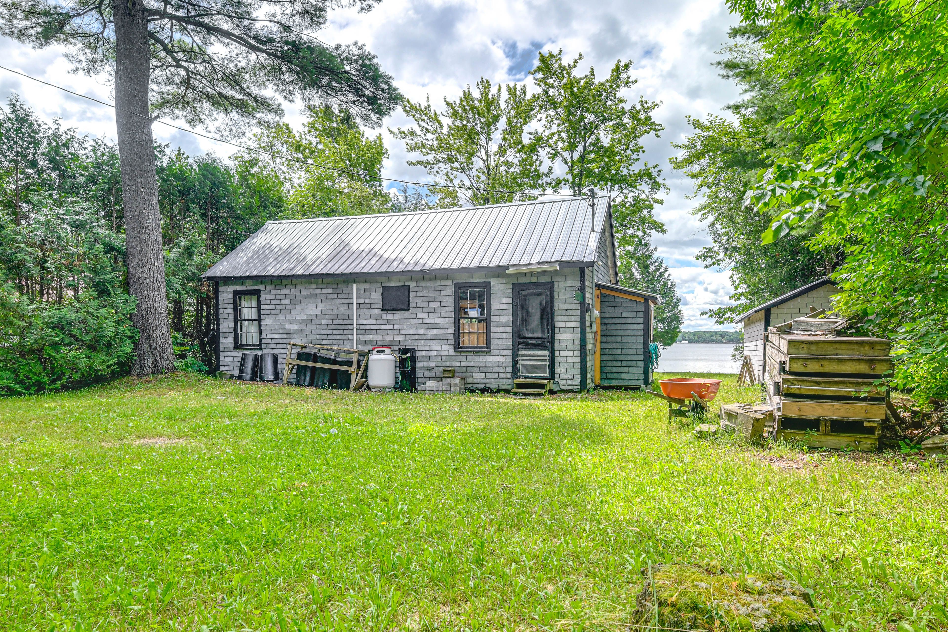 Property Exterior | Unpaved Driveway (4 Vehicles)