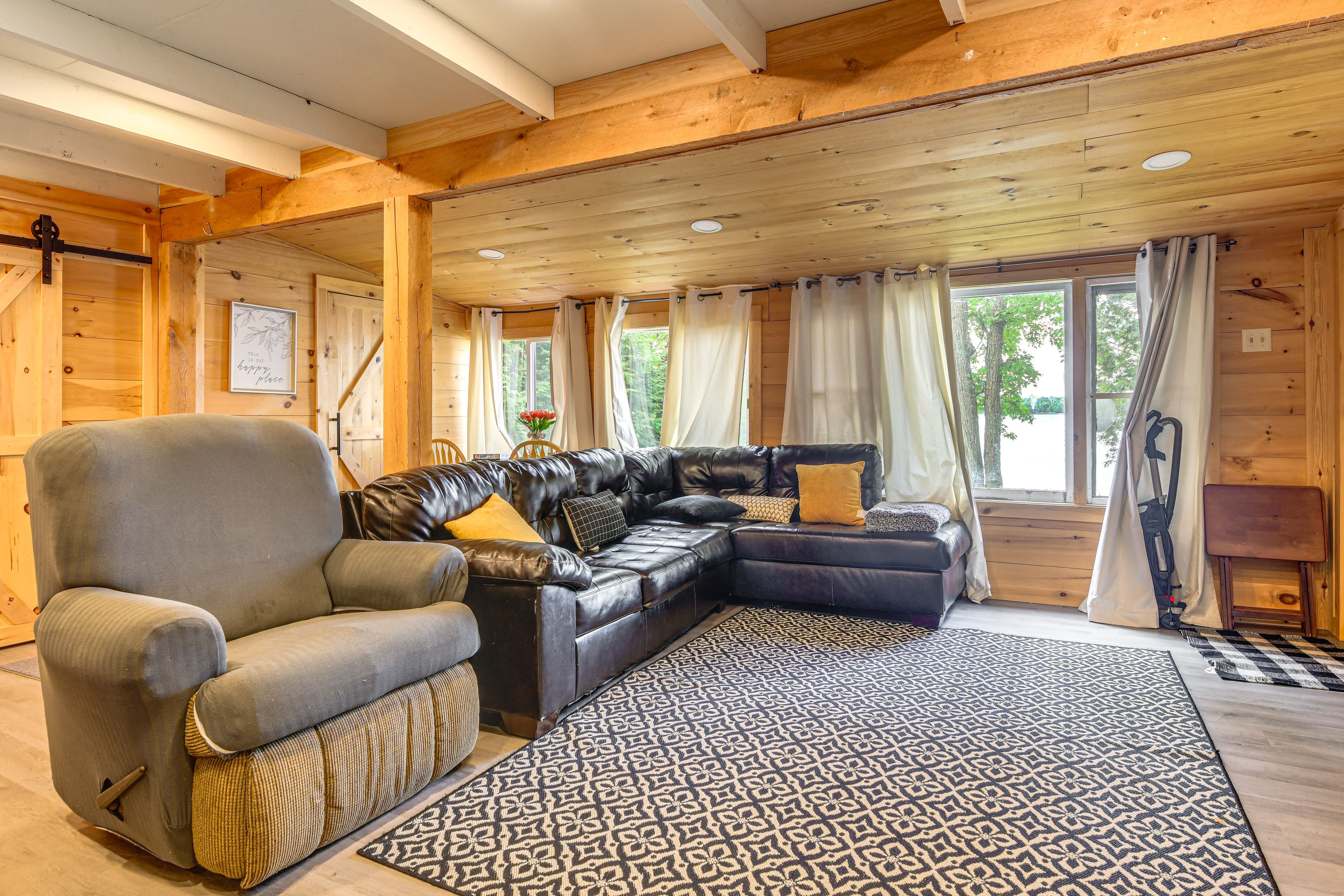 Living Room | Free WiFi | Mini-Split A/C & Heat | Smart TV | Electric Fireplace