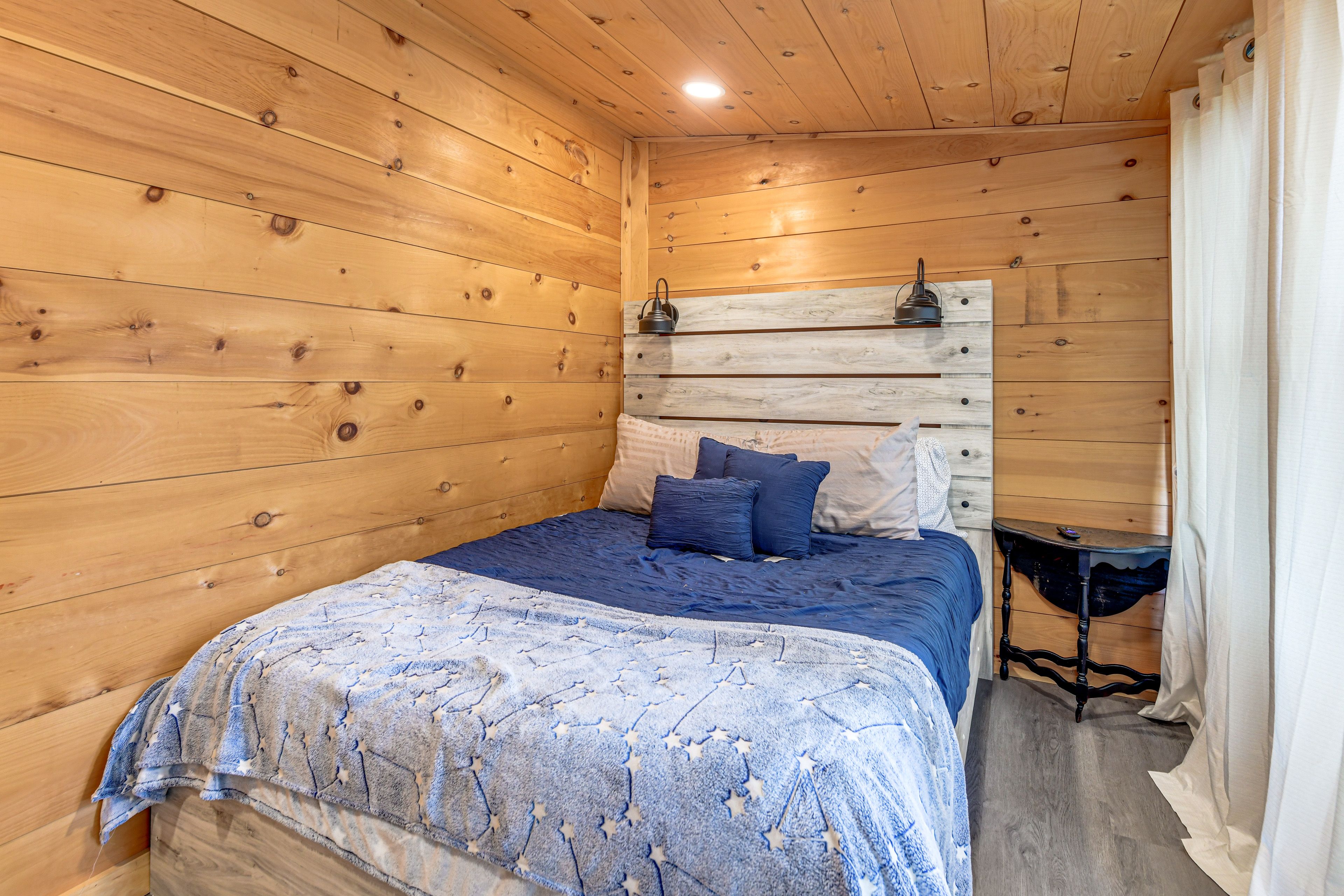 Bedroom 2 | Queen Bed