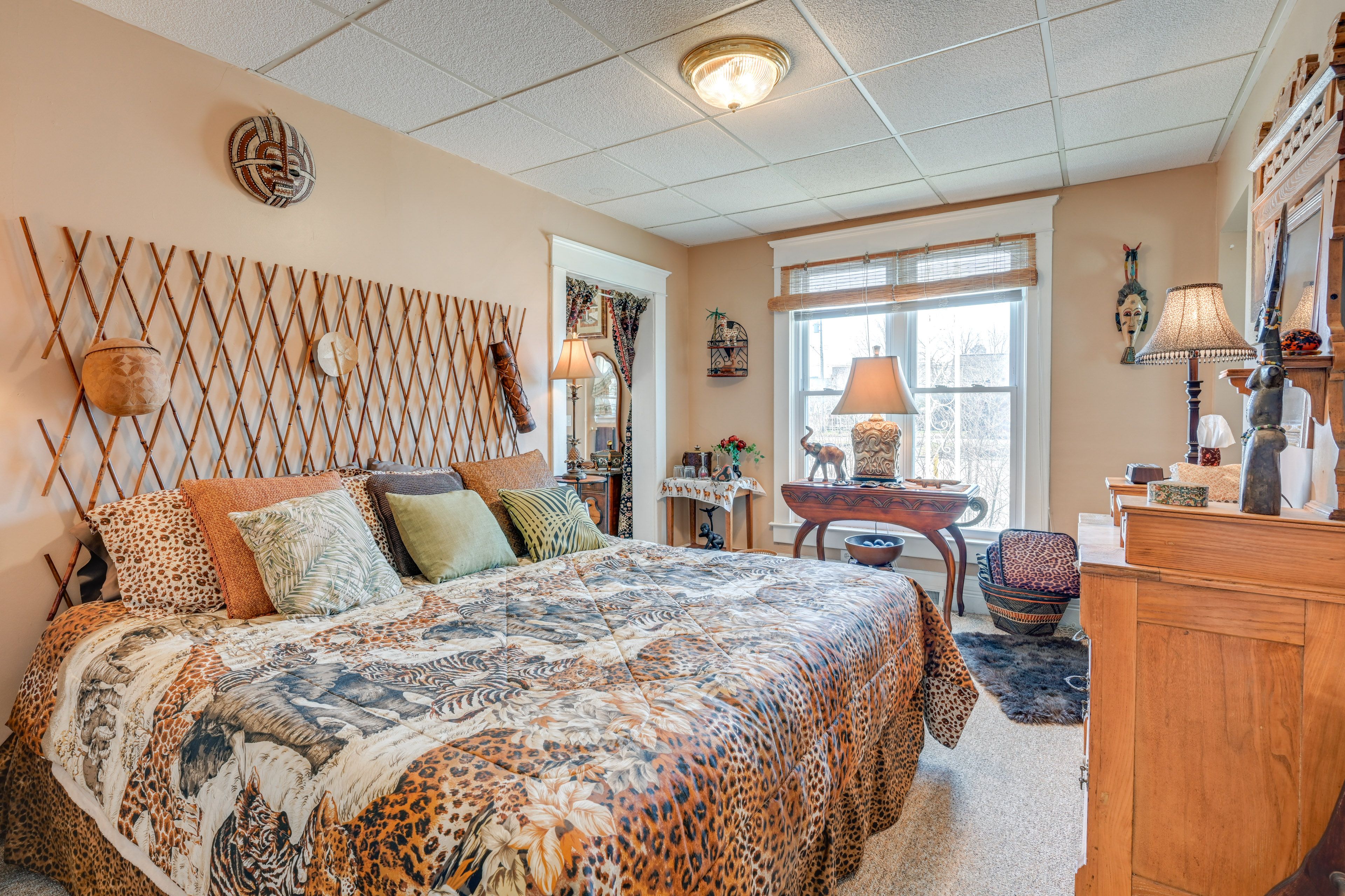 Bedroom 1 | 1st Floor | King Bed | Linens Provided