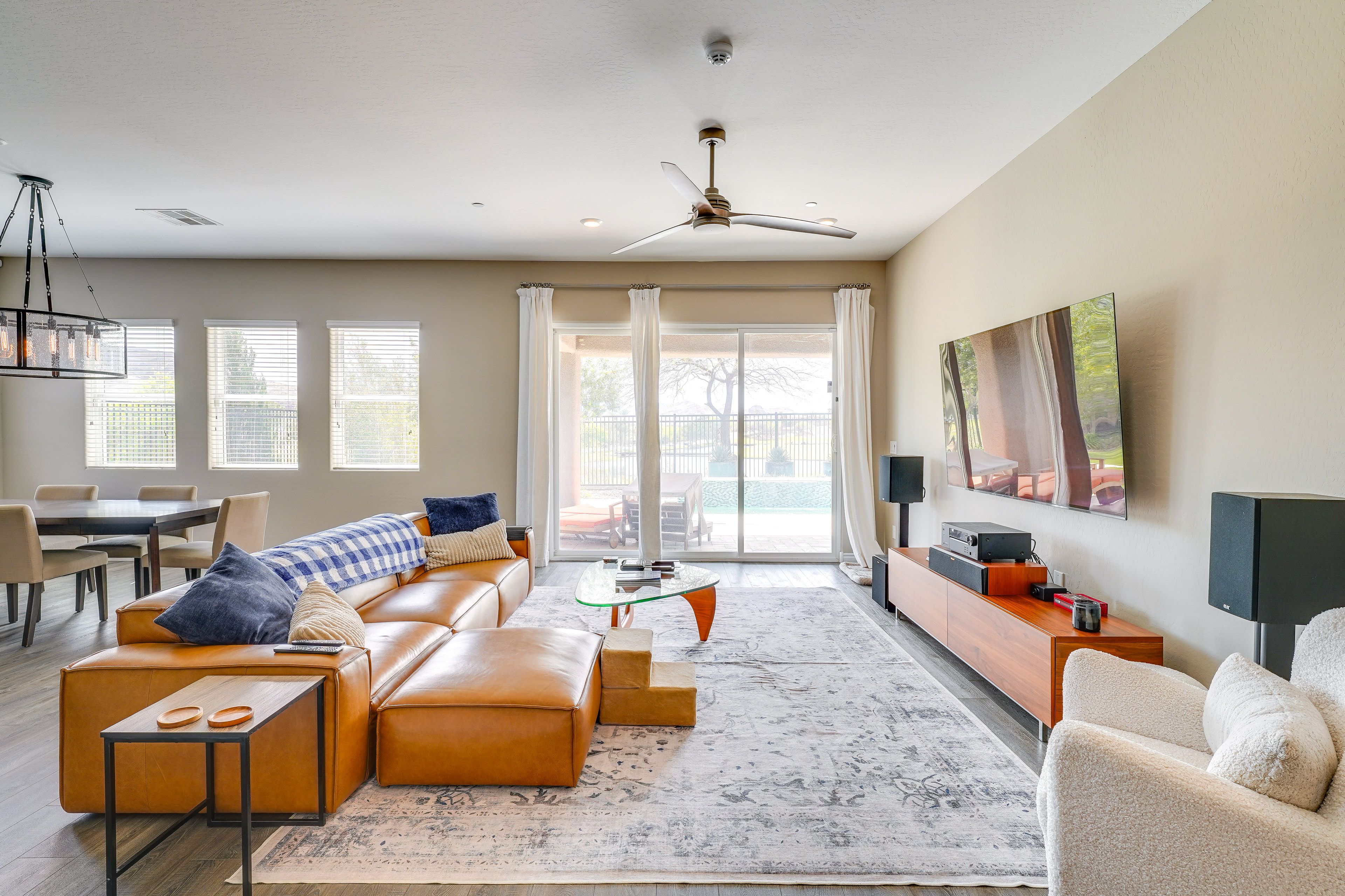 Living Room | Smart TV | Speakers | Central Air Conditioning/Heat