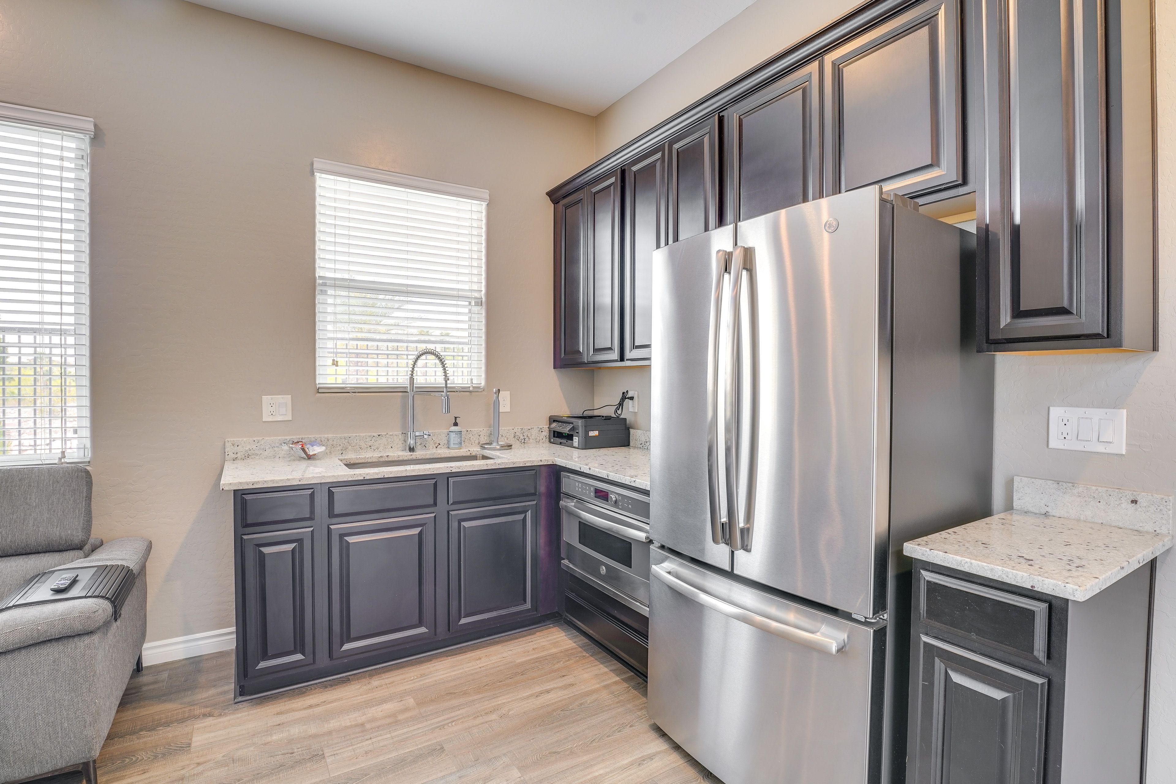 Kitchenette | Refrigerator | Oven