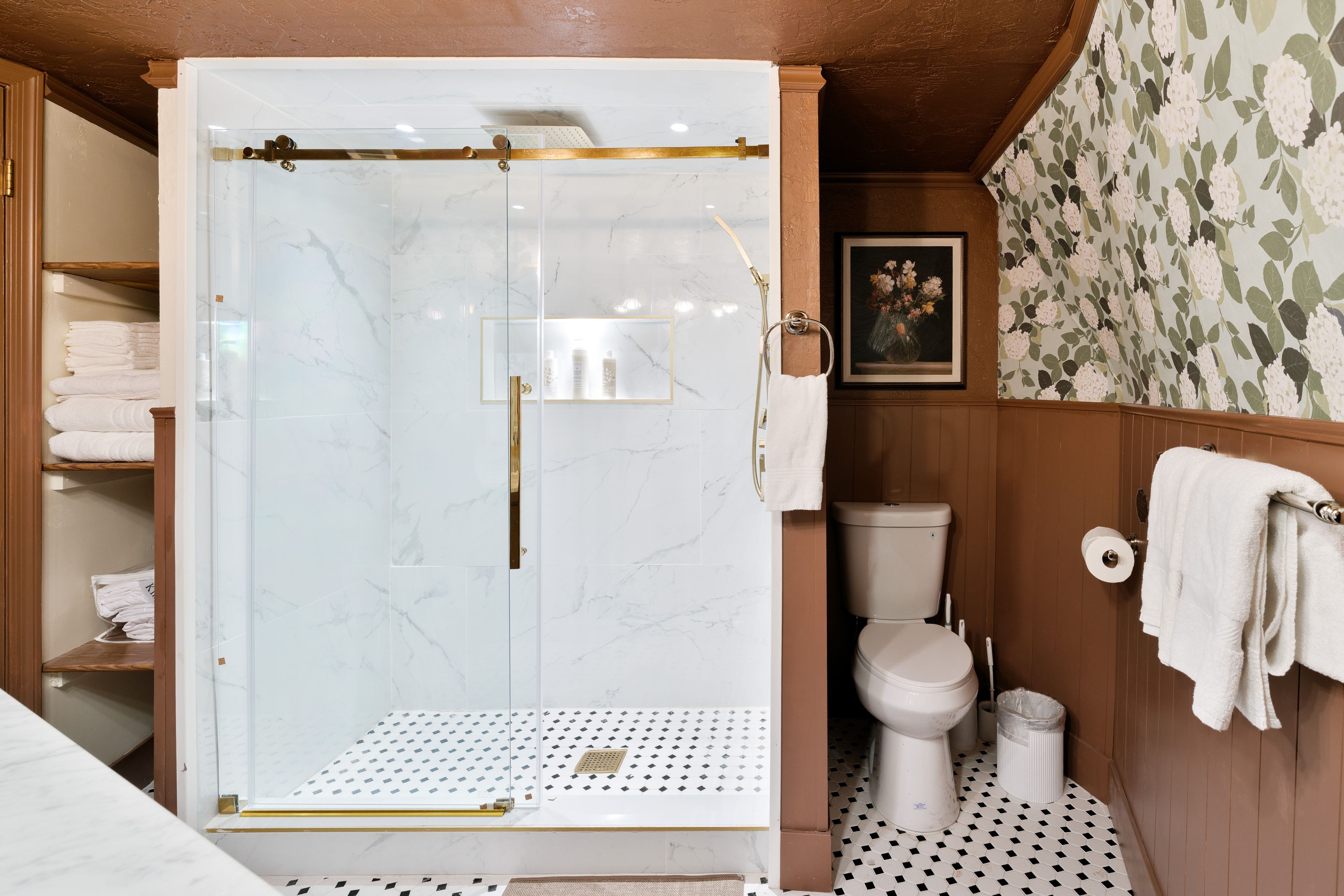 Full Bathroom | 1st Floor | Towels Provided