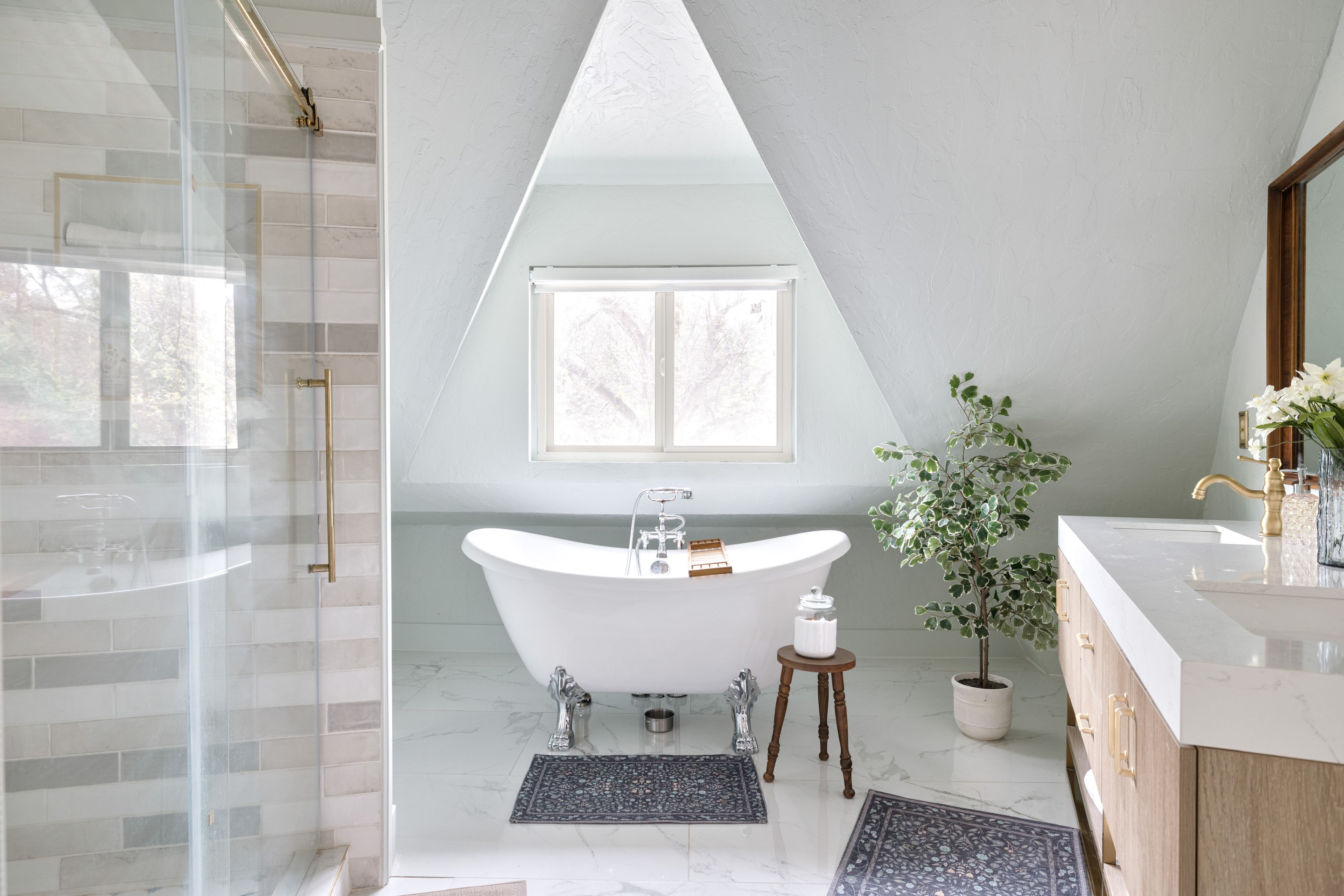 Full Bathroom | 2nd Floor | Smart Toilet | Complimentary Toiletries