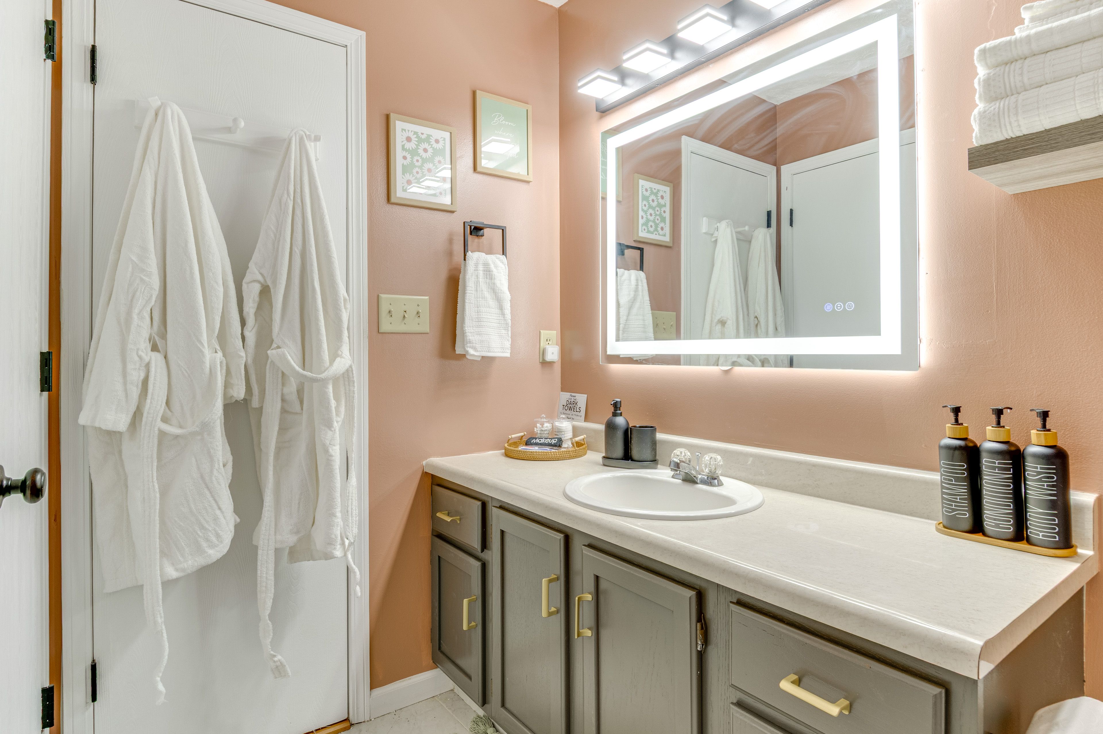 Full Bathroom | Towels Provided | Complimentary Toiletries