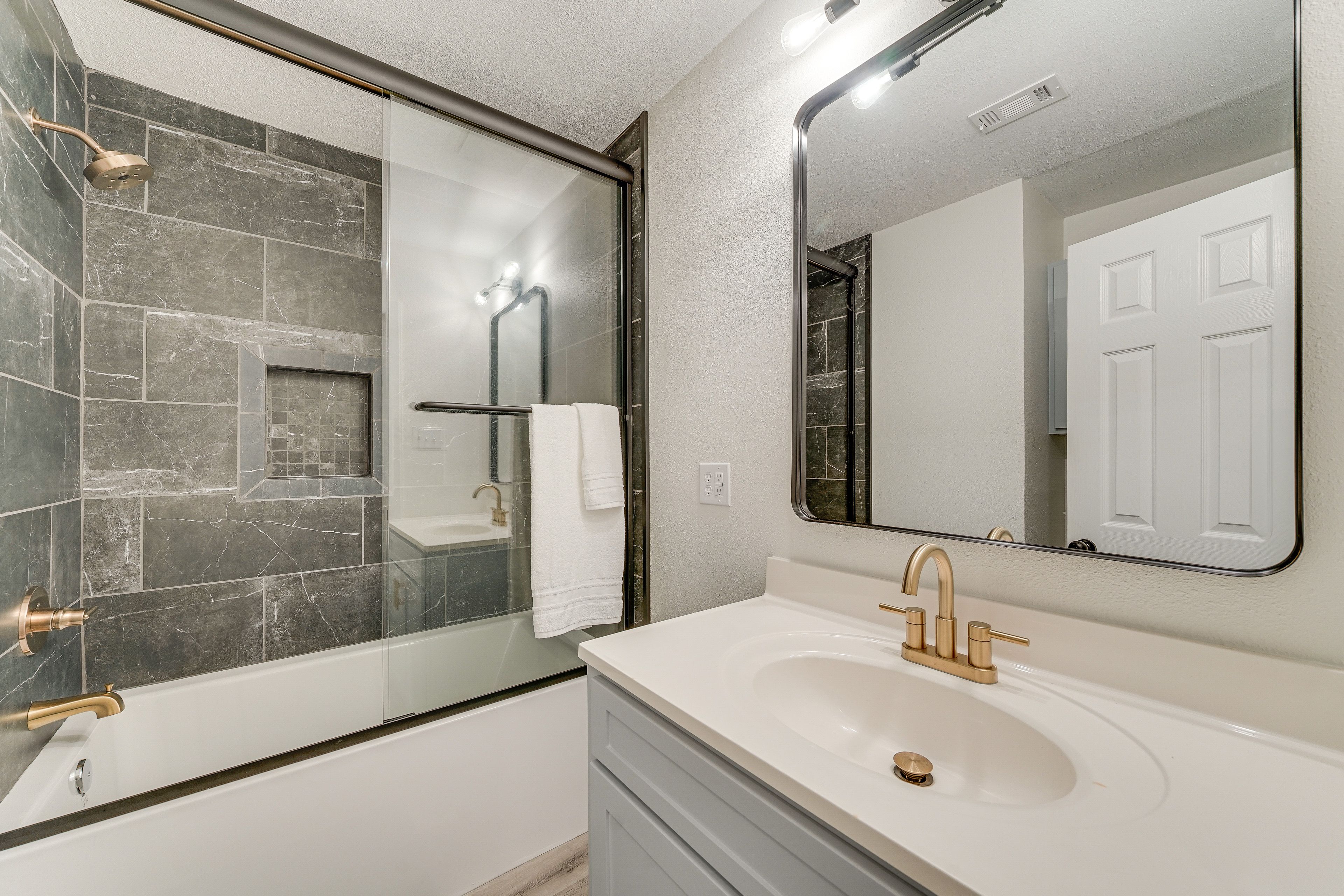 Full Bathroom | Towels Provided