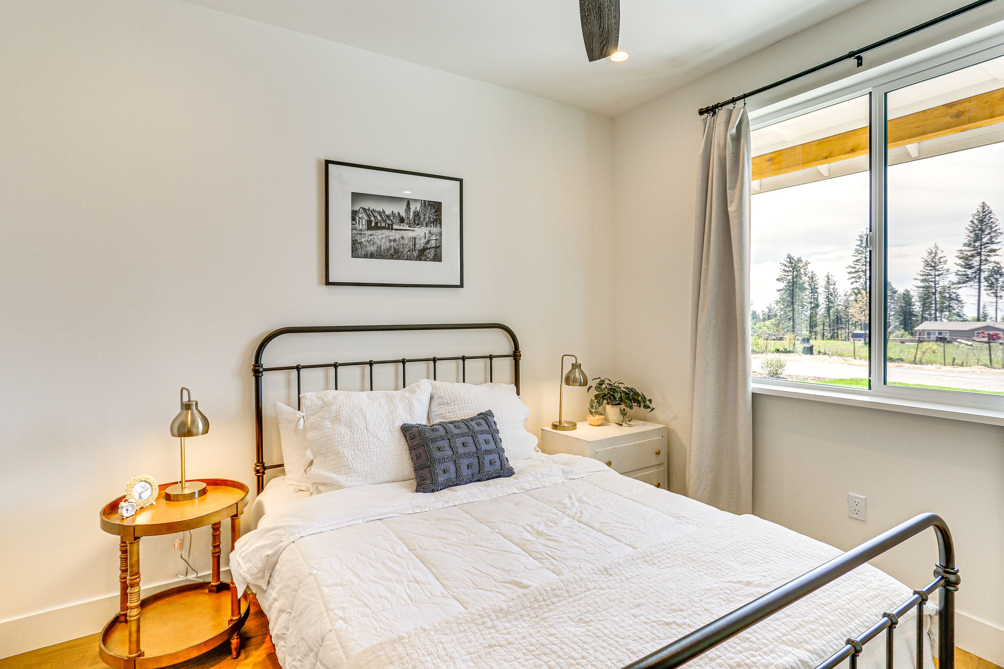 Bedroom 2 | Queen Bed