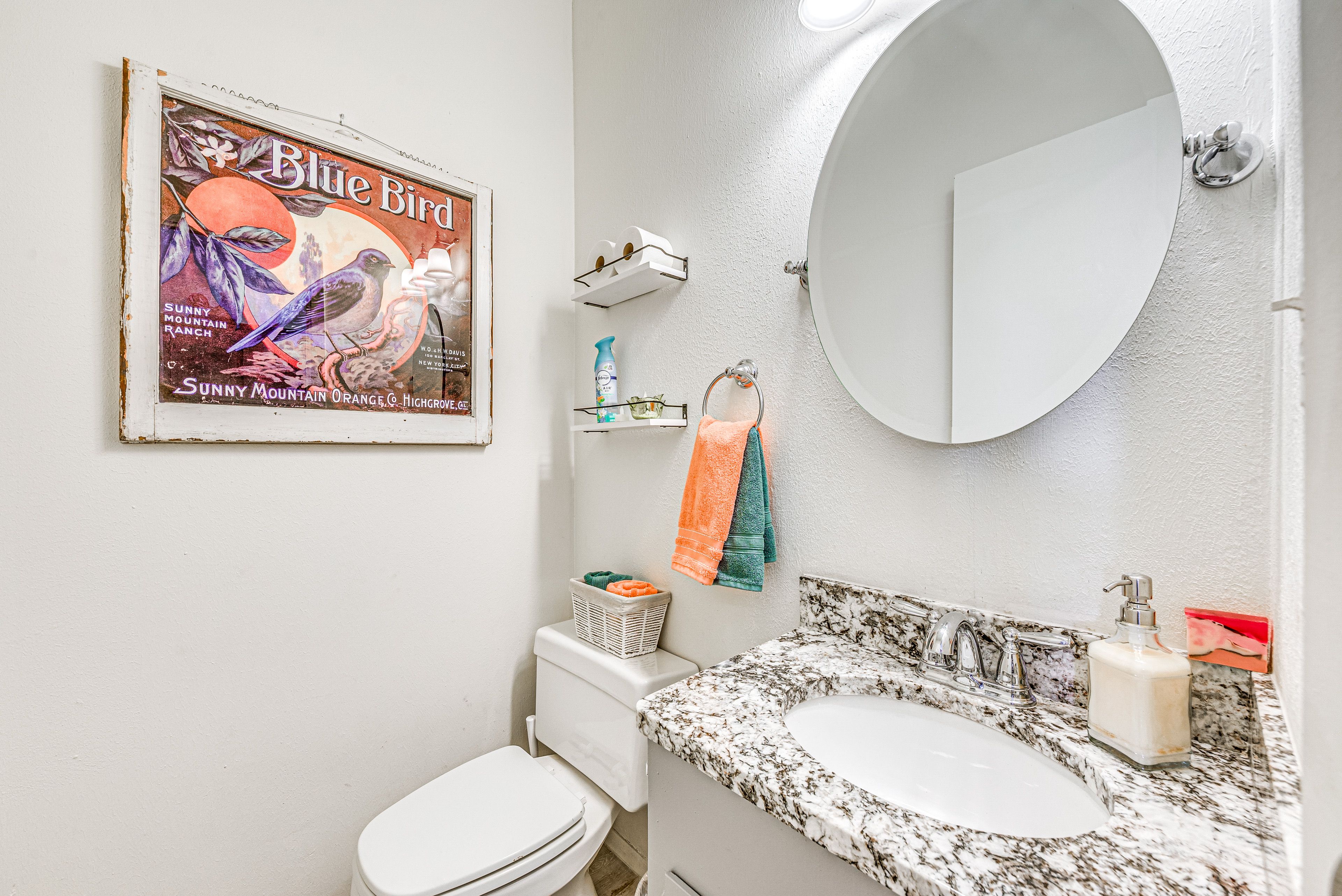 Half Bathroom | 2nd Floor | Towels Provided