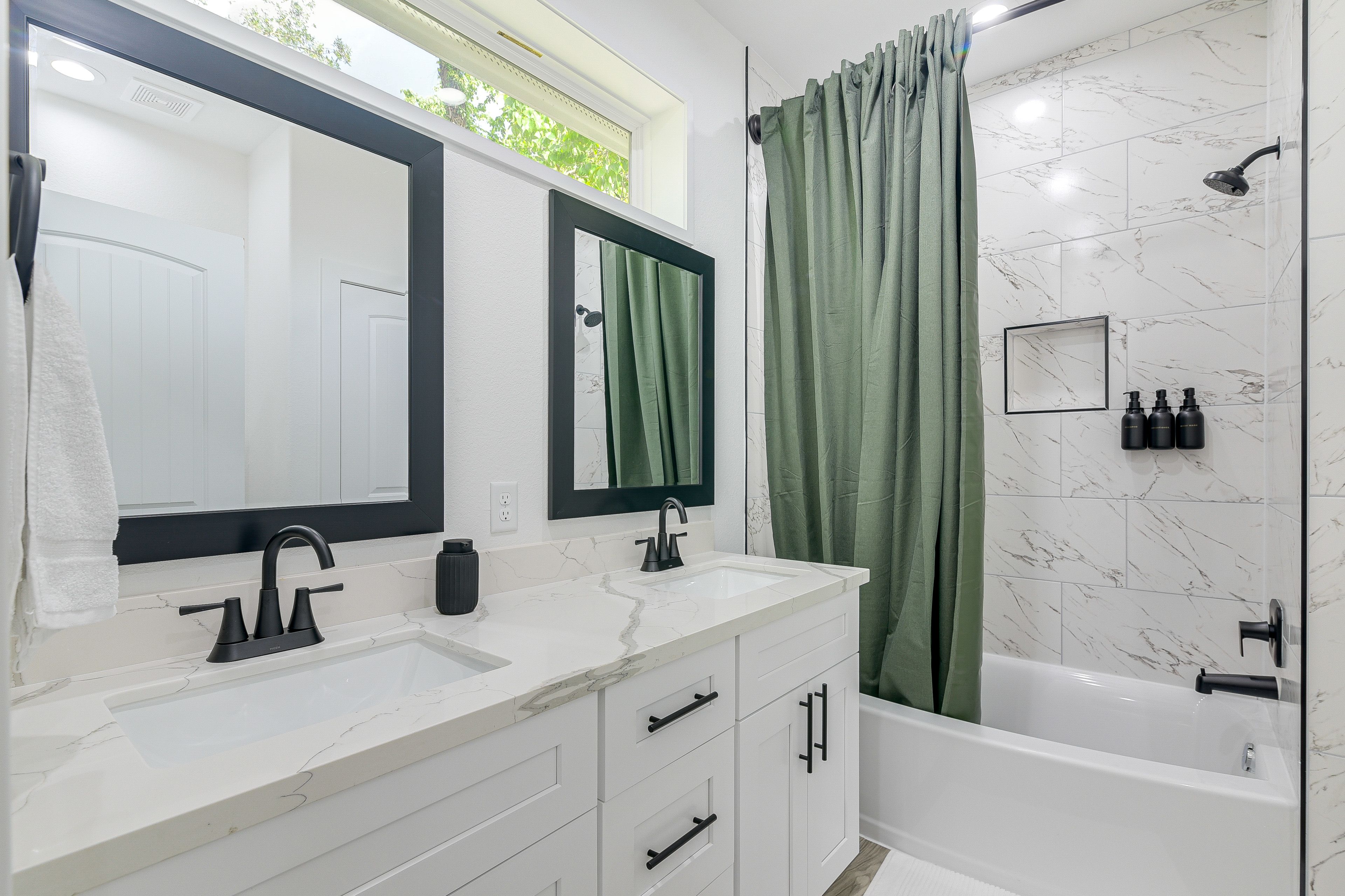 Full Bathroom | 2nd Floor | Towels Provided