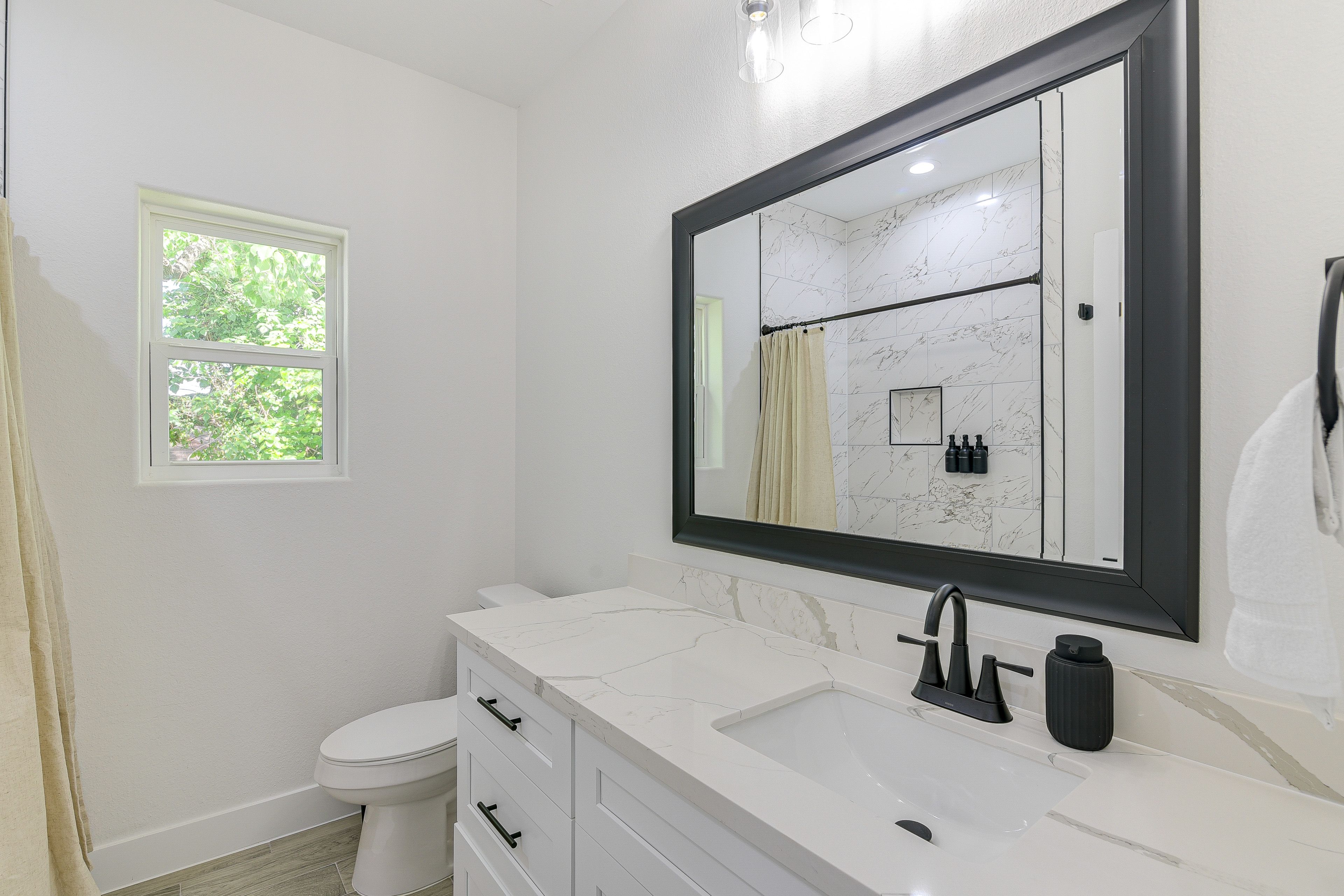 Full Bathroom | 2nd Floor | Towels Provided
