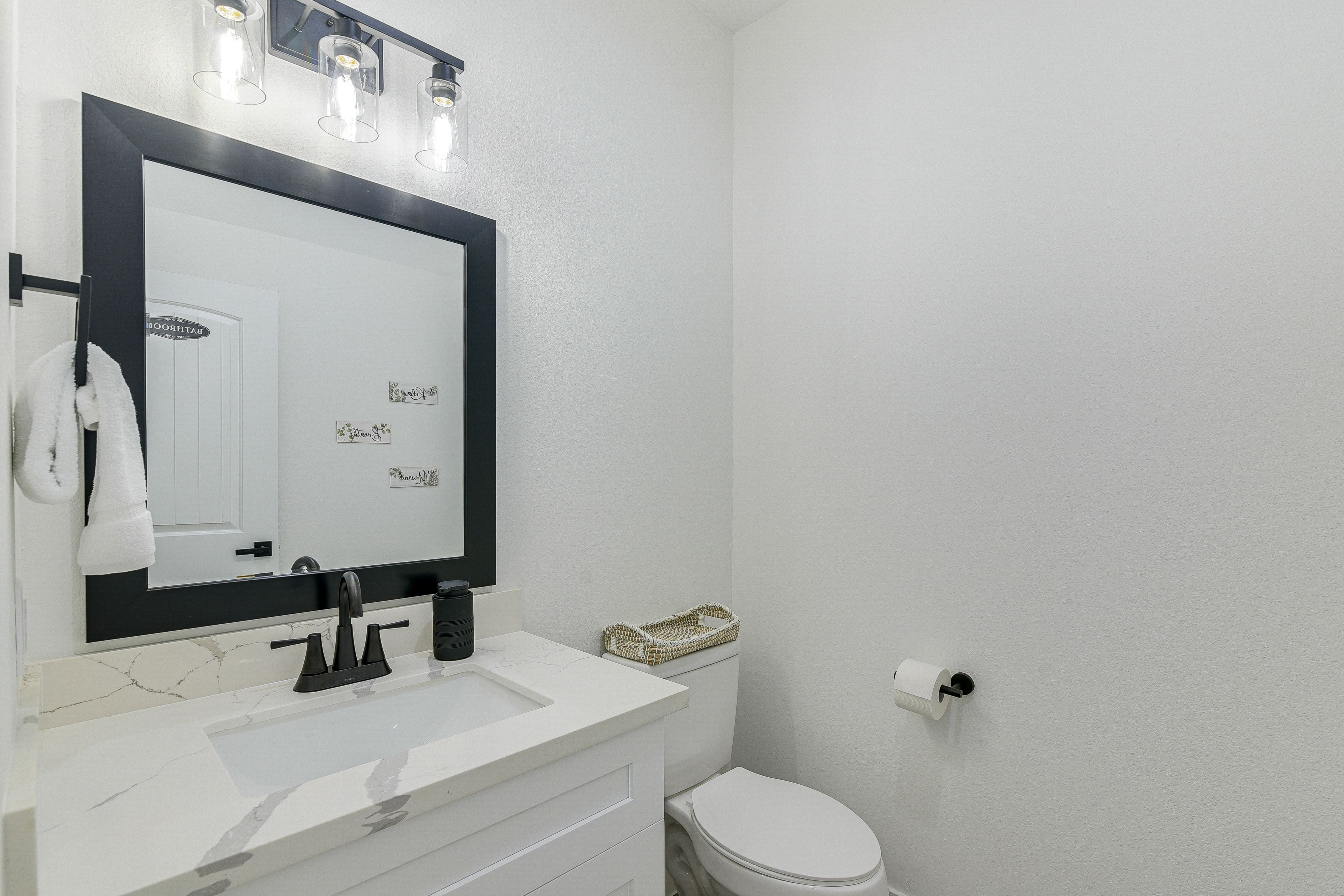 Half Bathroom | 1st Floor | Towels Provided