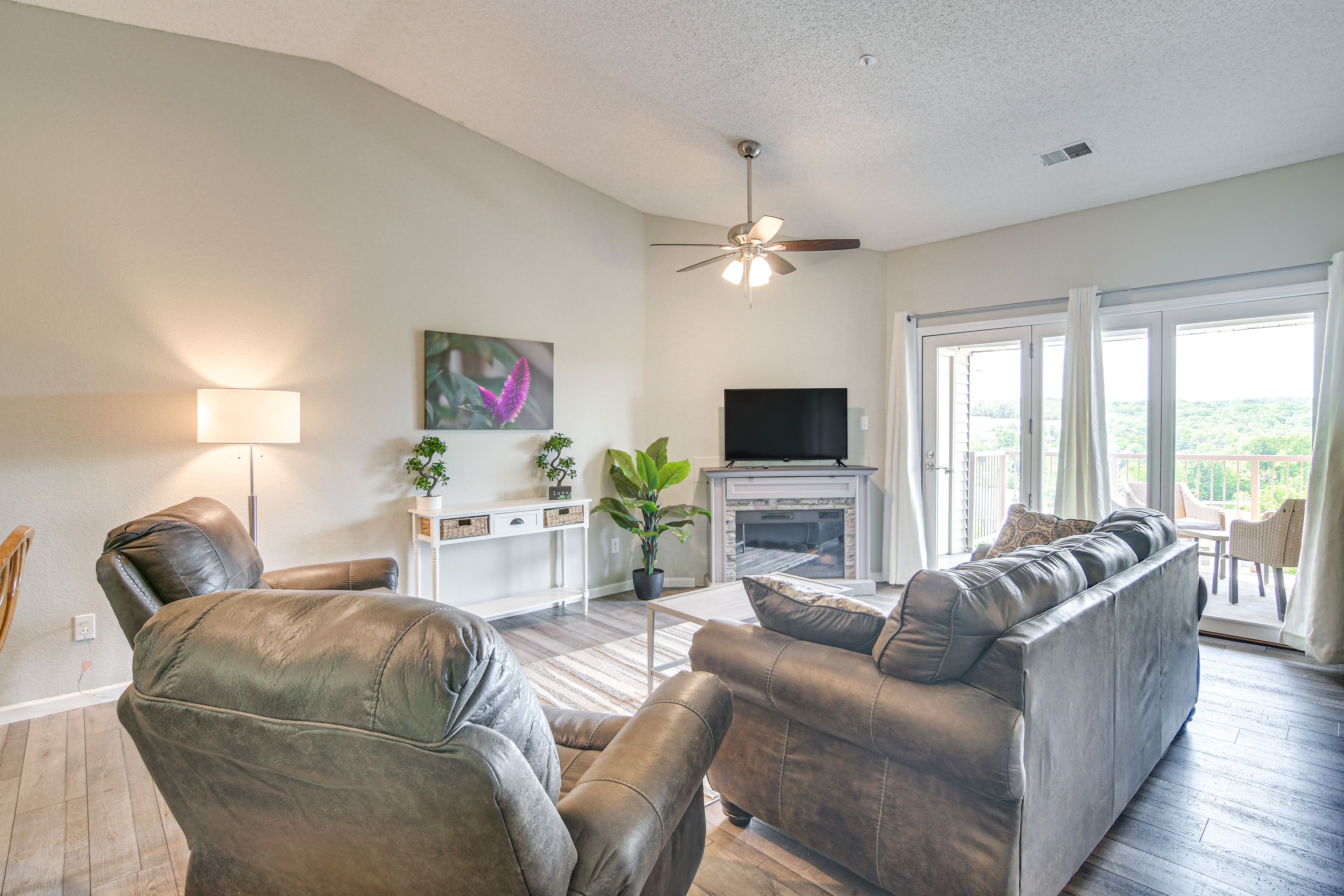 Living Room | Free WiFi | Smart TV | Fireplace
