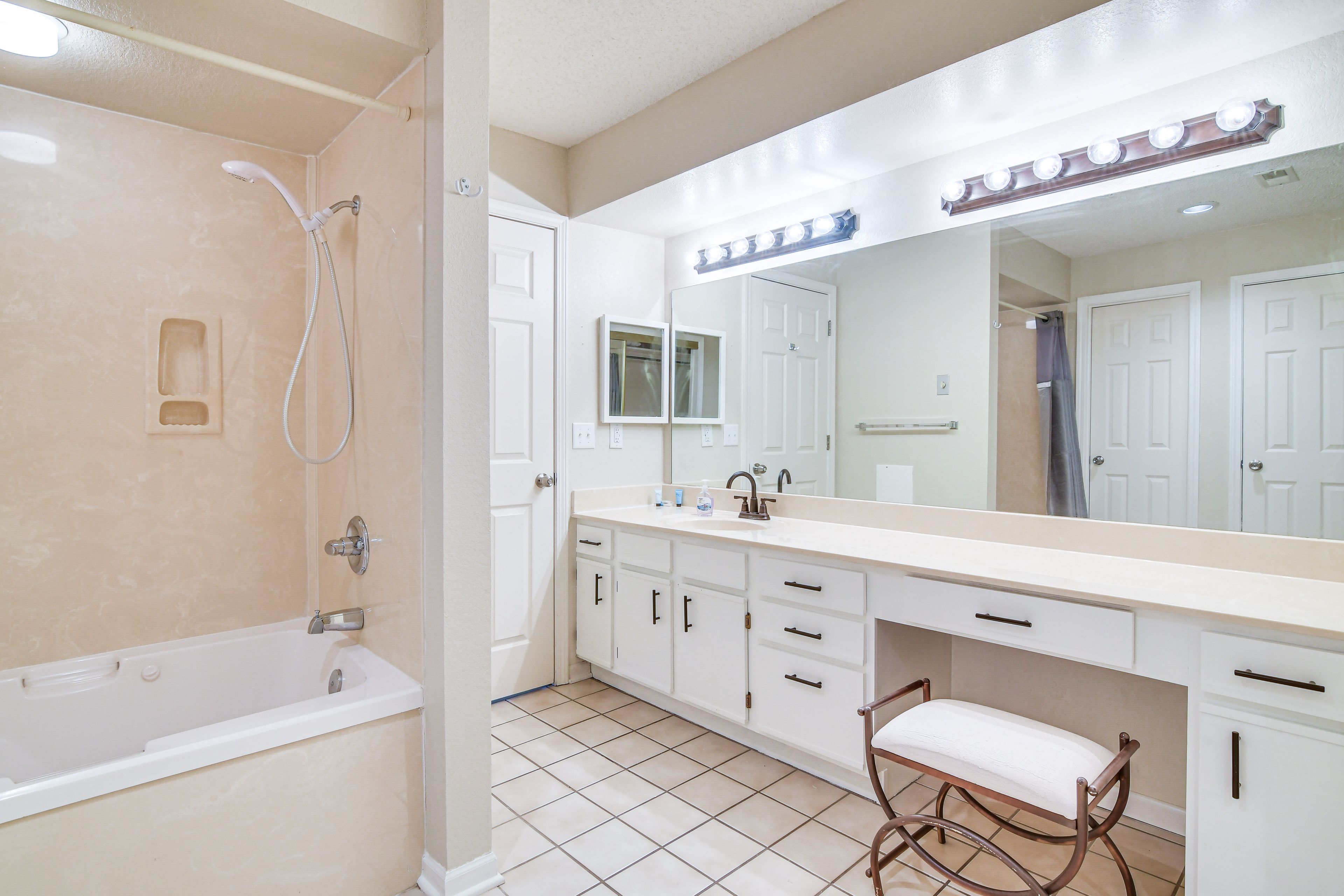 Full Bathroom | Towels Provided | Jetted Bathtub