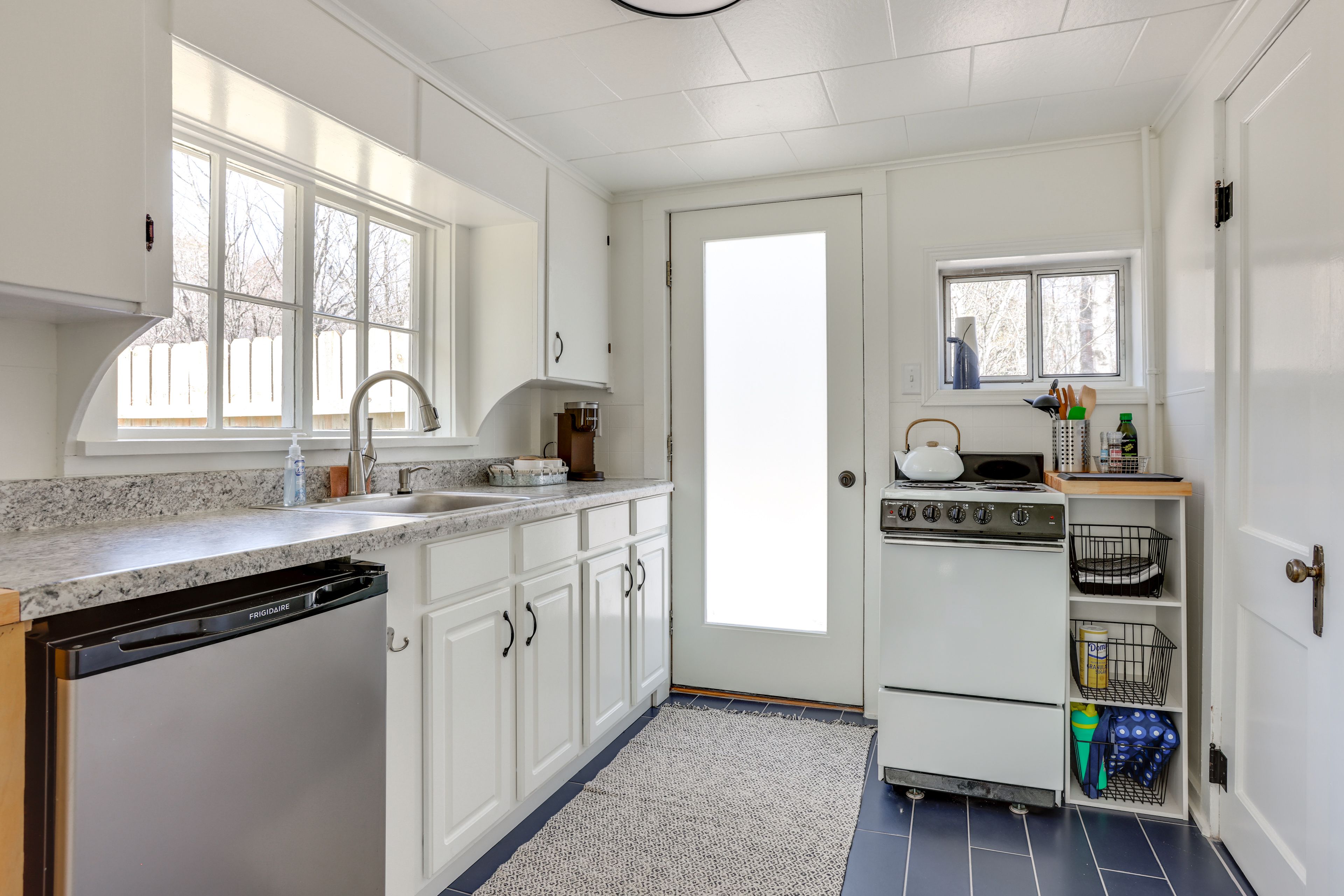 Kitchenette | Cooking Basics | Coffee Makers | Microwave | Toaster