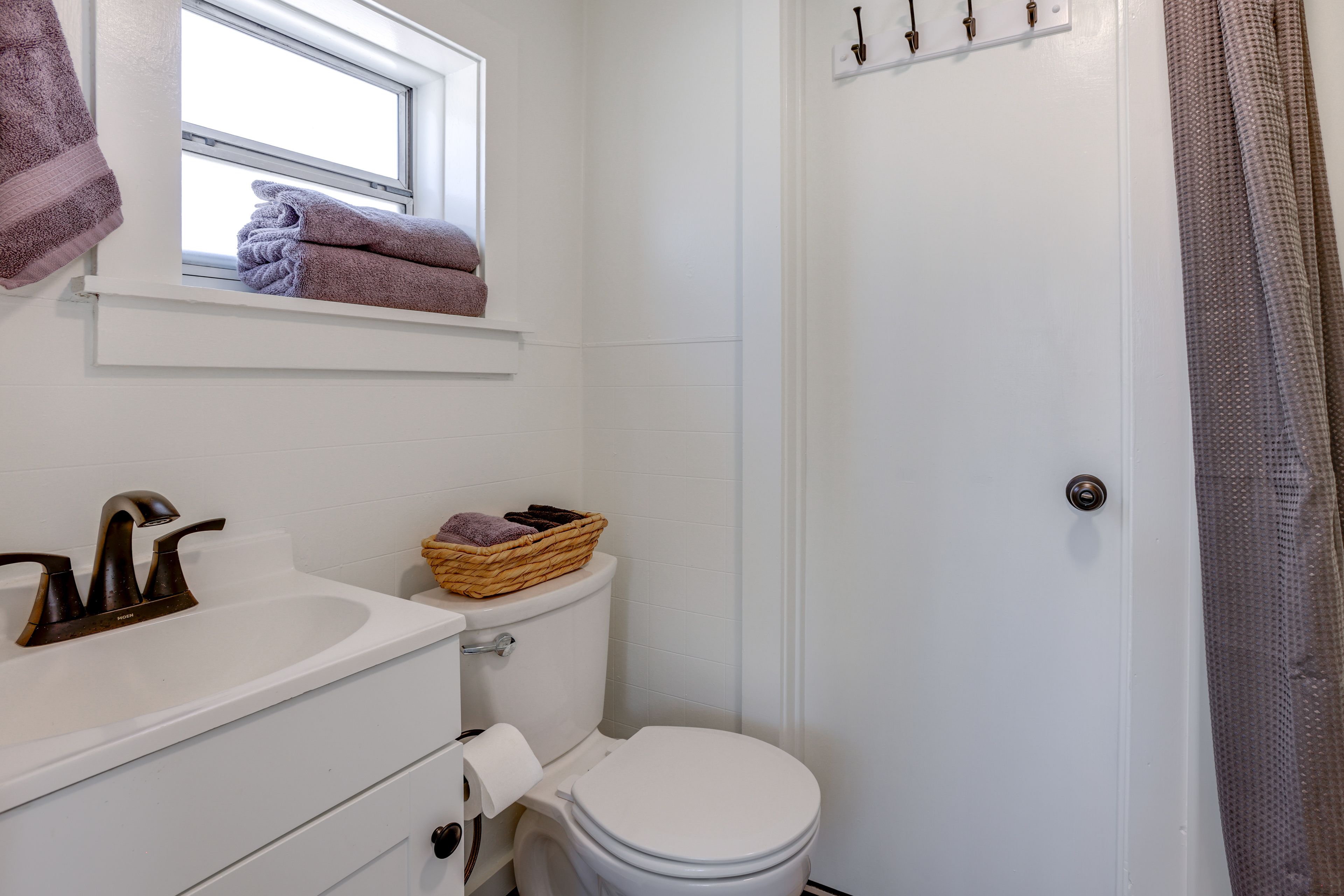 Full Bathroom | Complimentary Toiletries | Towels Provided