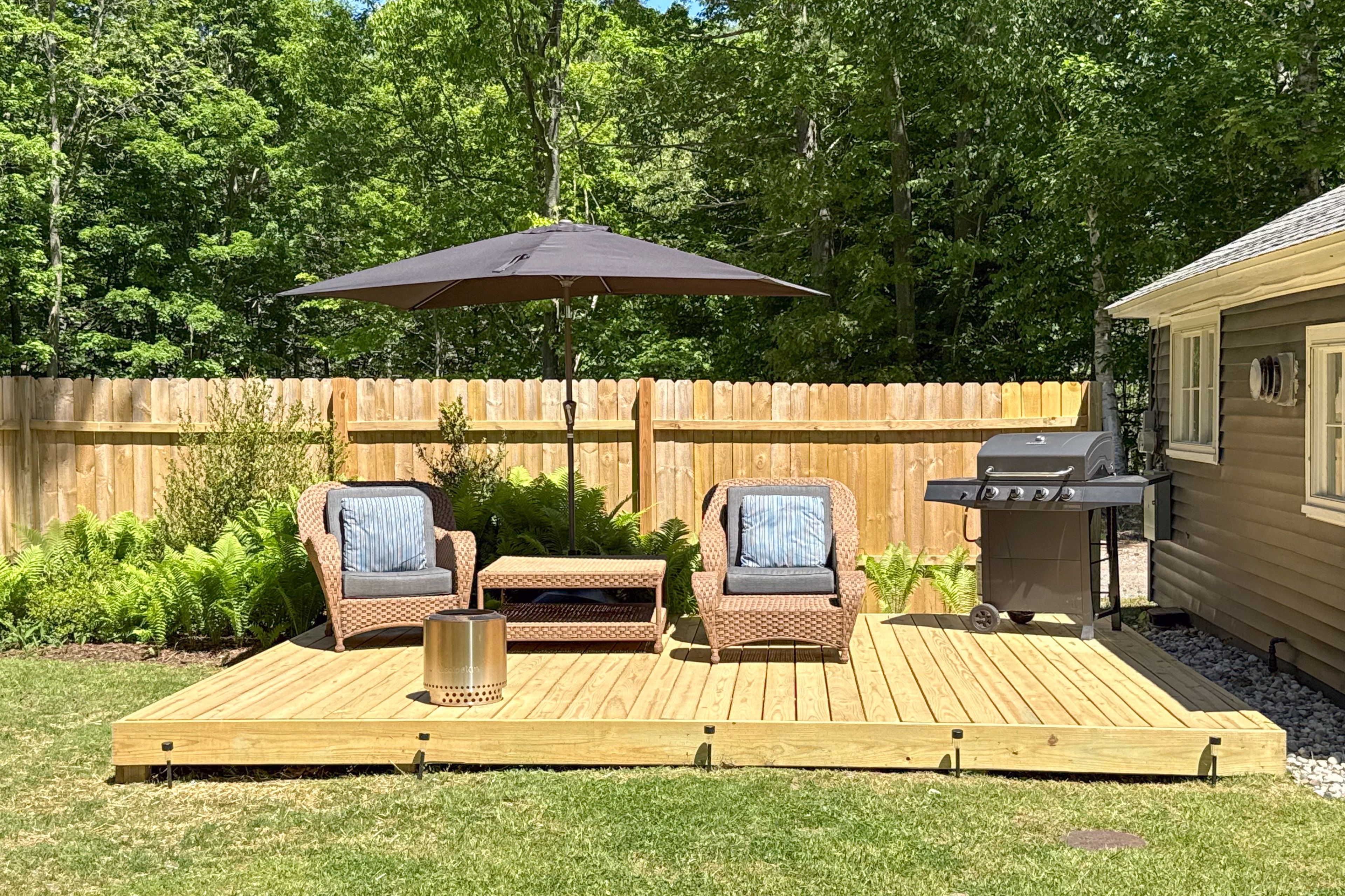 Deck | Gas Grill & Fire Pit