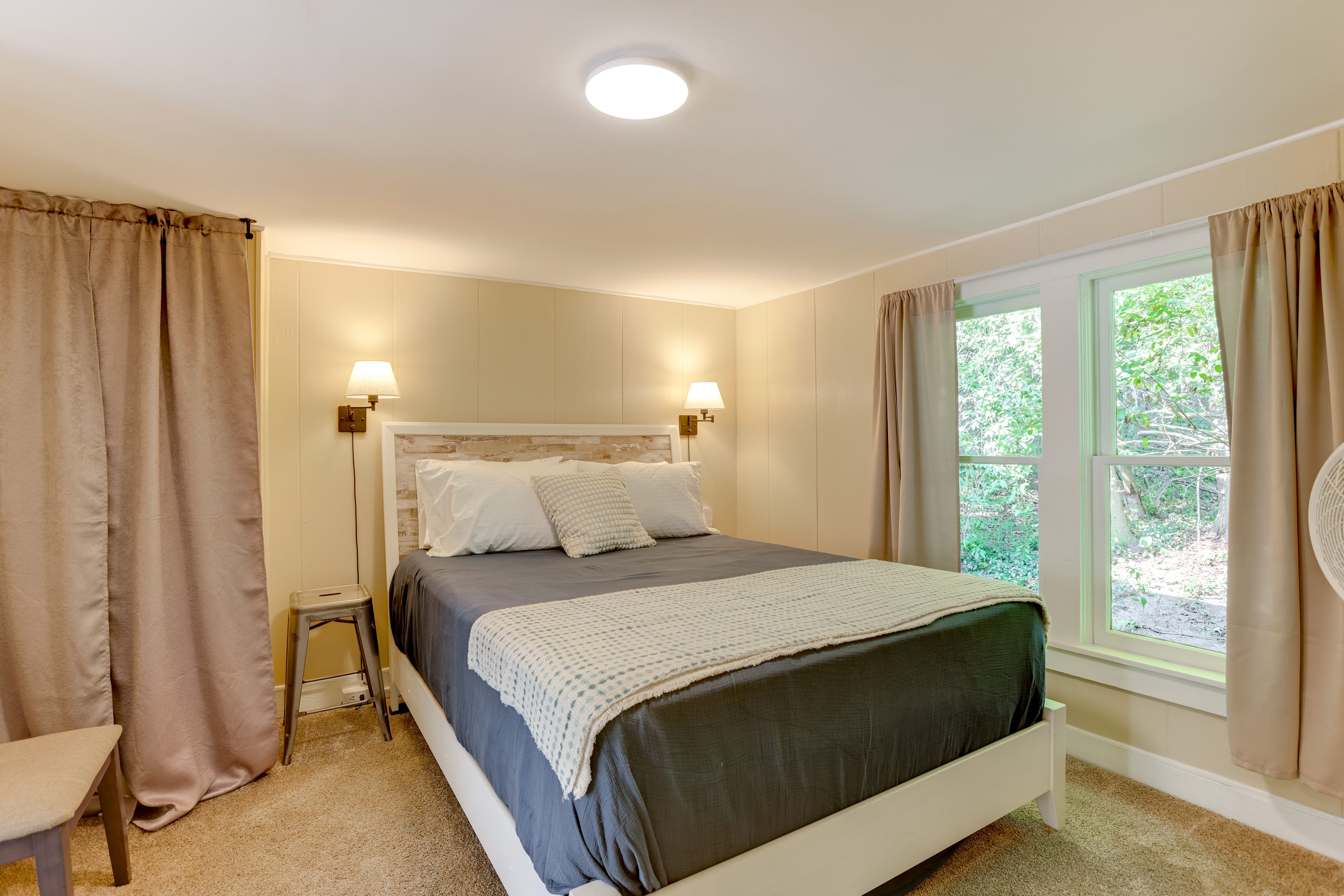 Bedroom 1 | Queen Bed