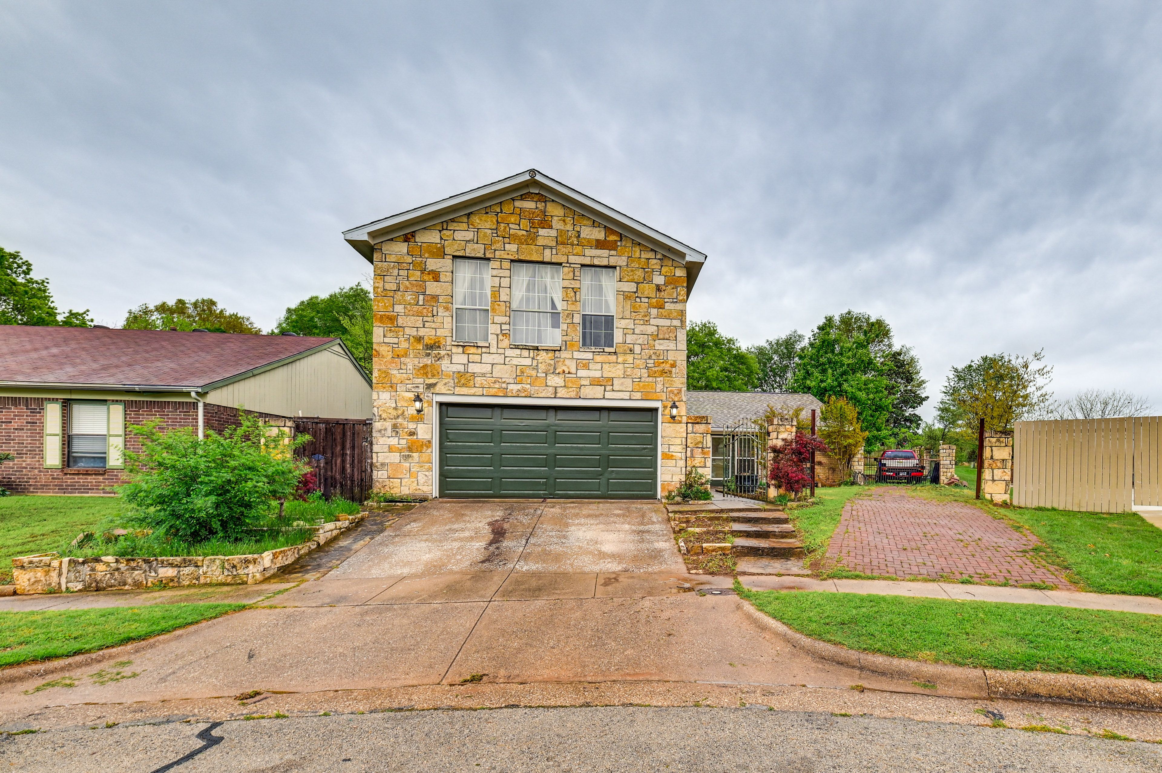 Exterior | Driveway (2 Vehicles)