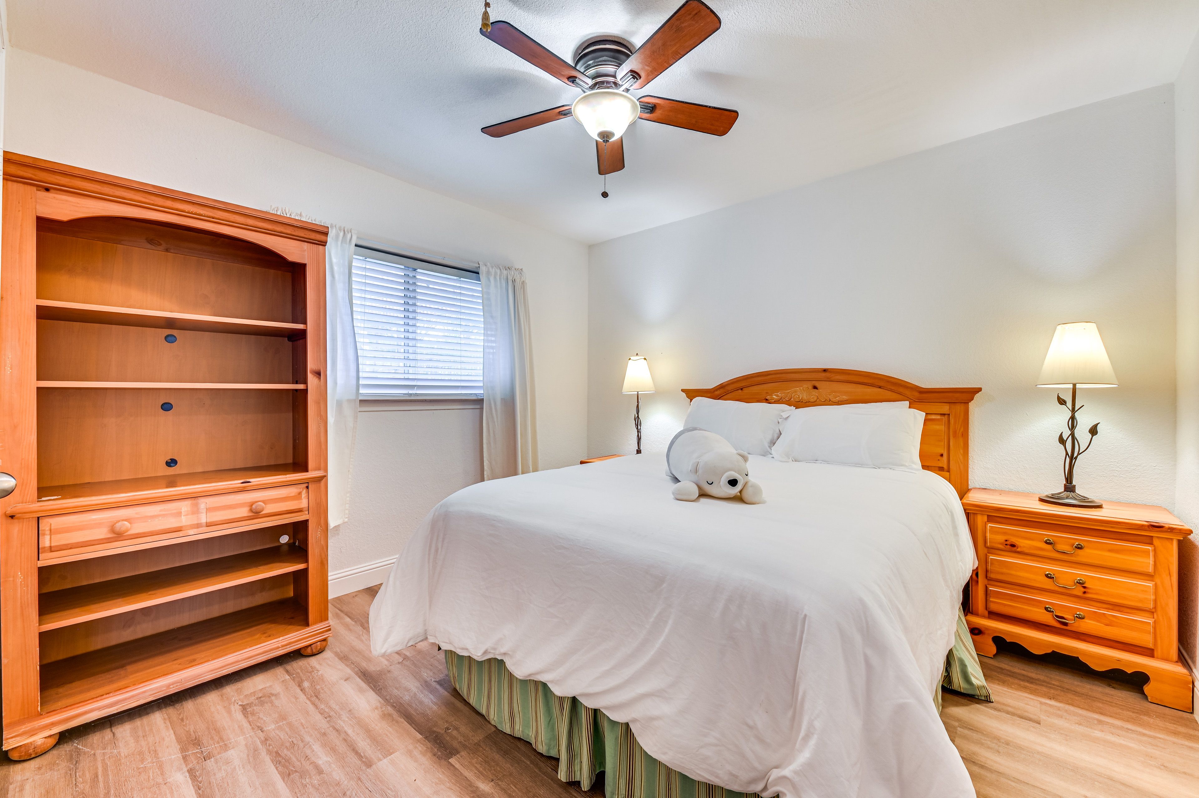Bedroom 4 | Queen Bed | 1st Floor