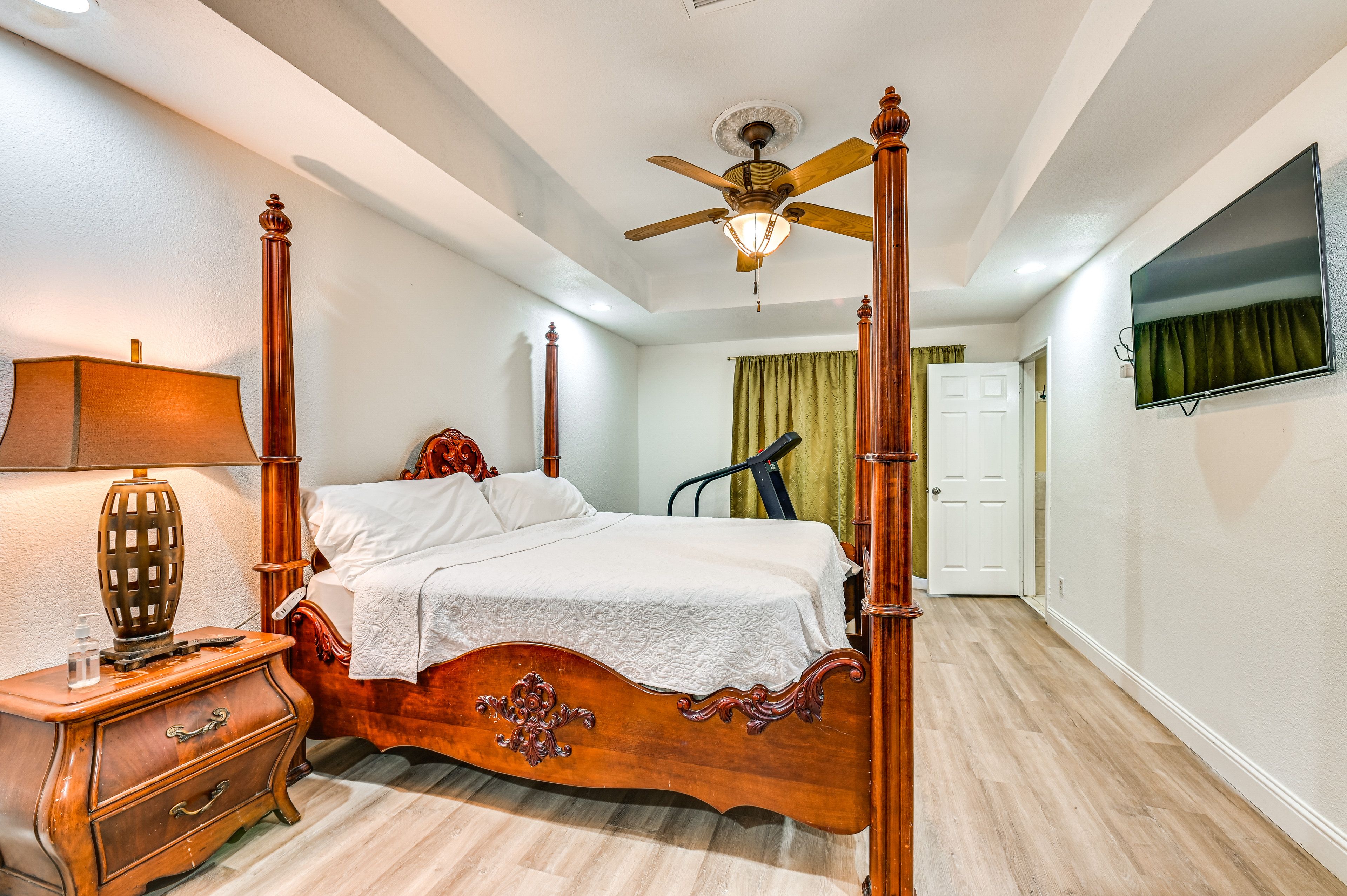 Bedroom 1 | King Bed | Linens Provided | 1st Floor