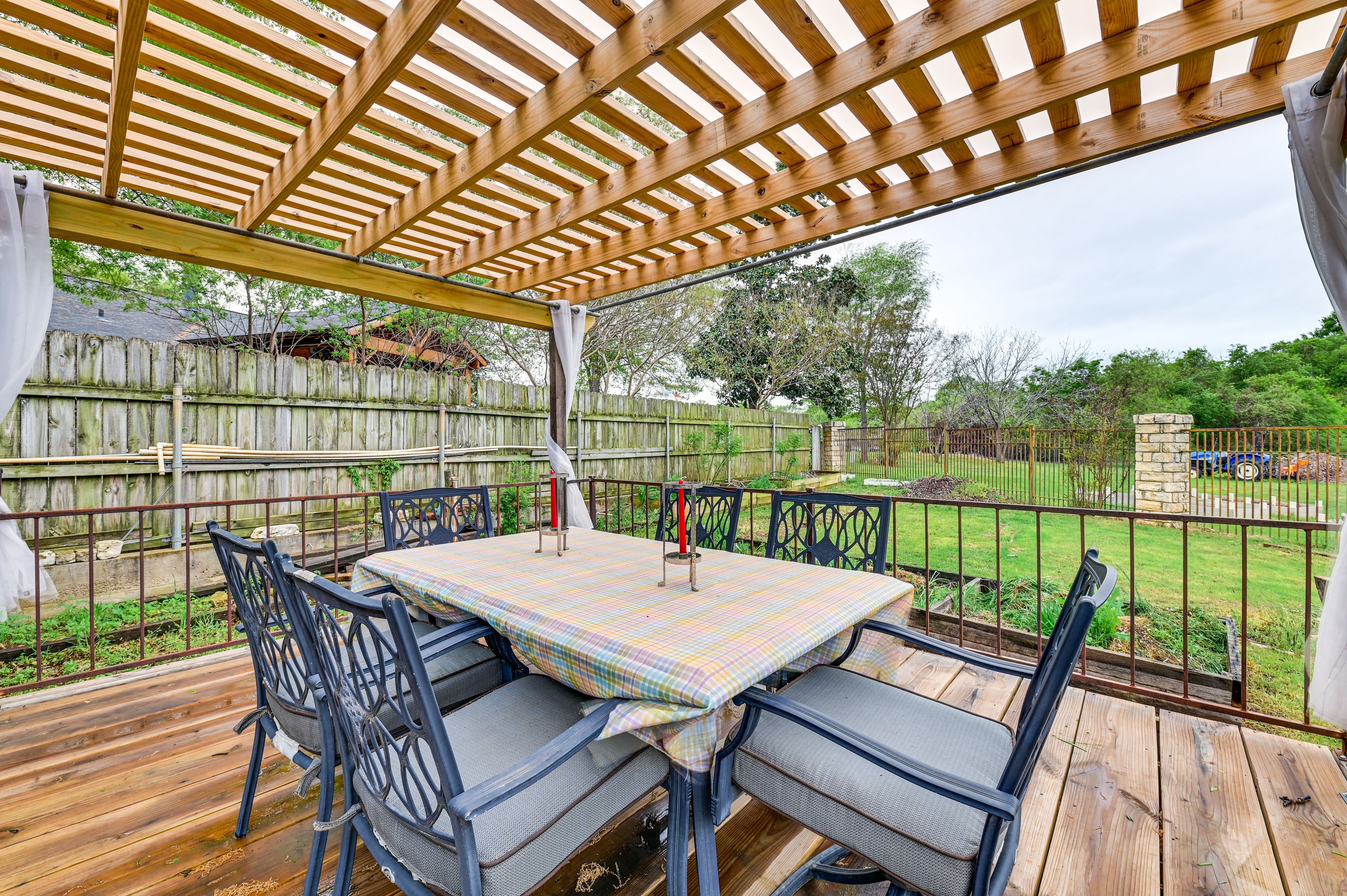 Backyard | Outdoor Dining Area