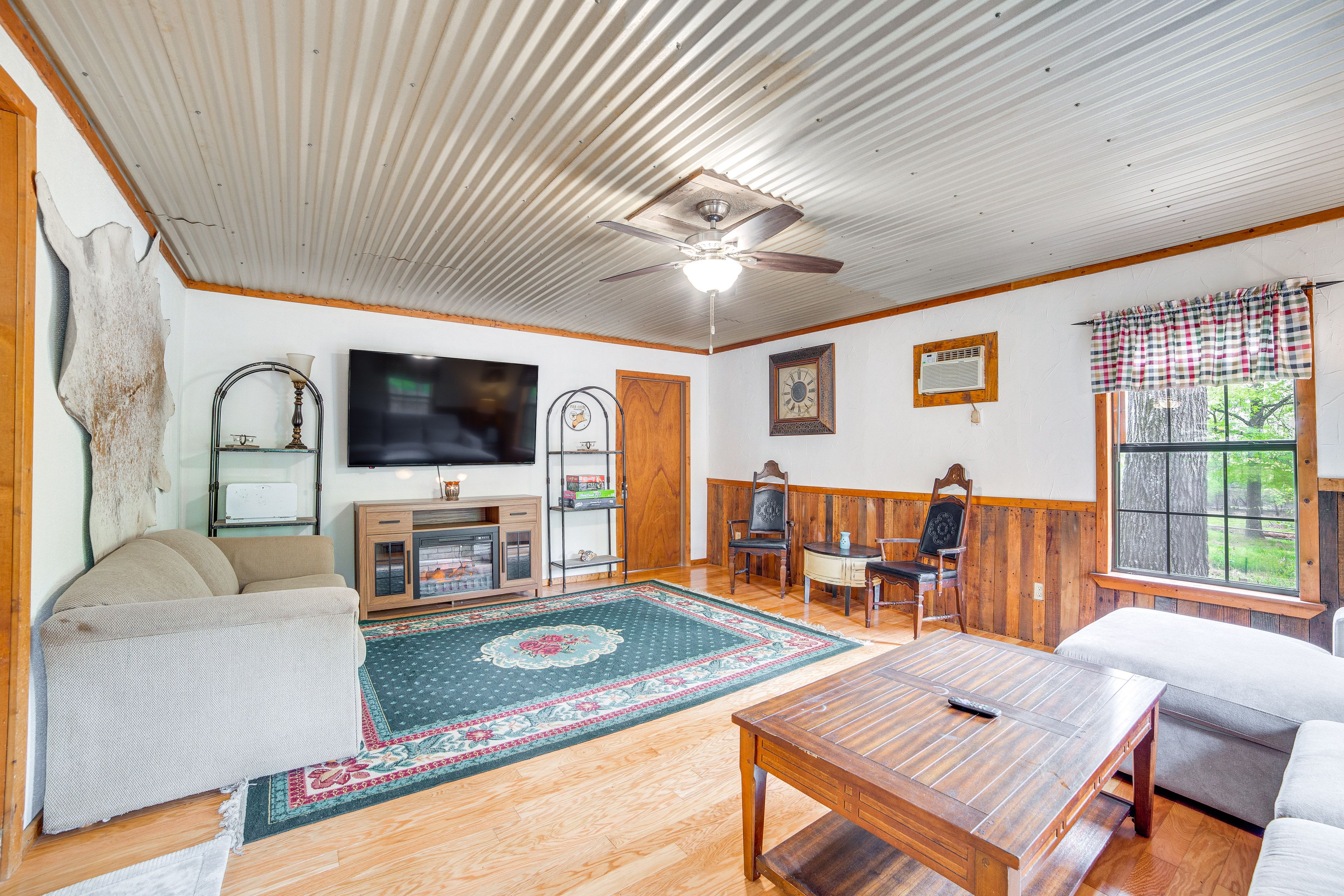 Living Room | Smart TV | Fireplace | Single-Story Cabin