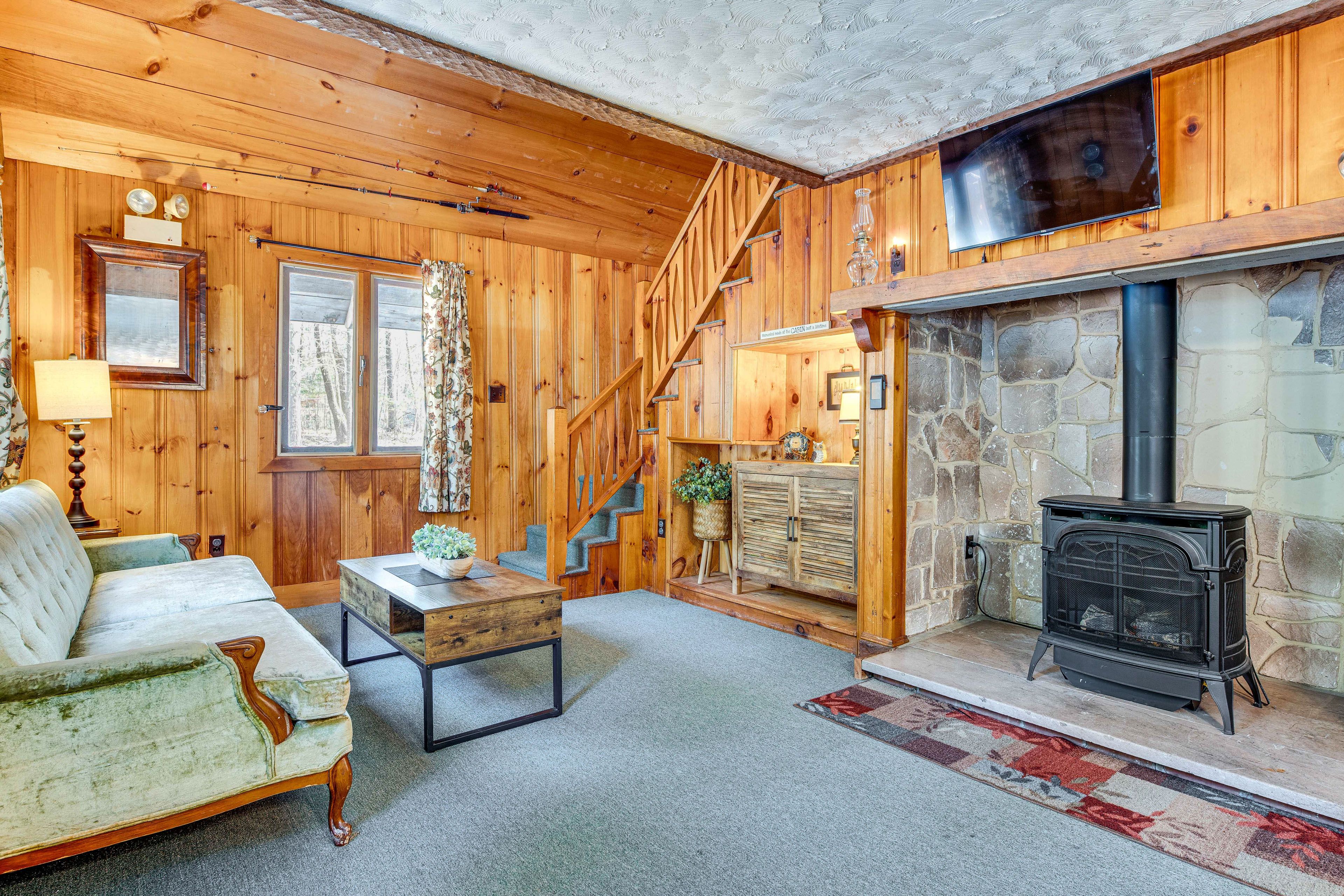 Living Room | 1st Floor | Free WiFi | Fireplace