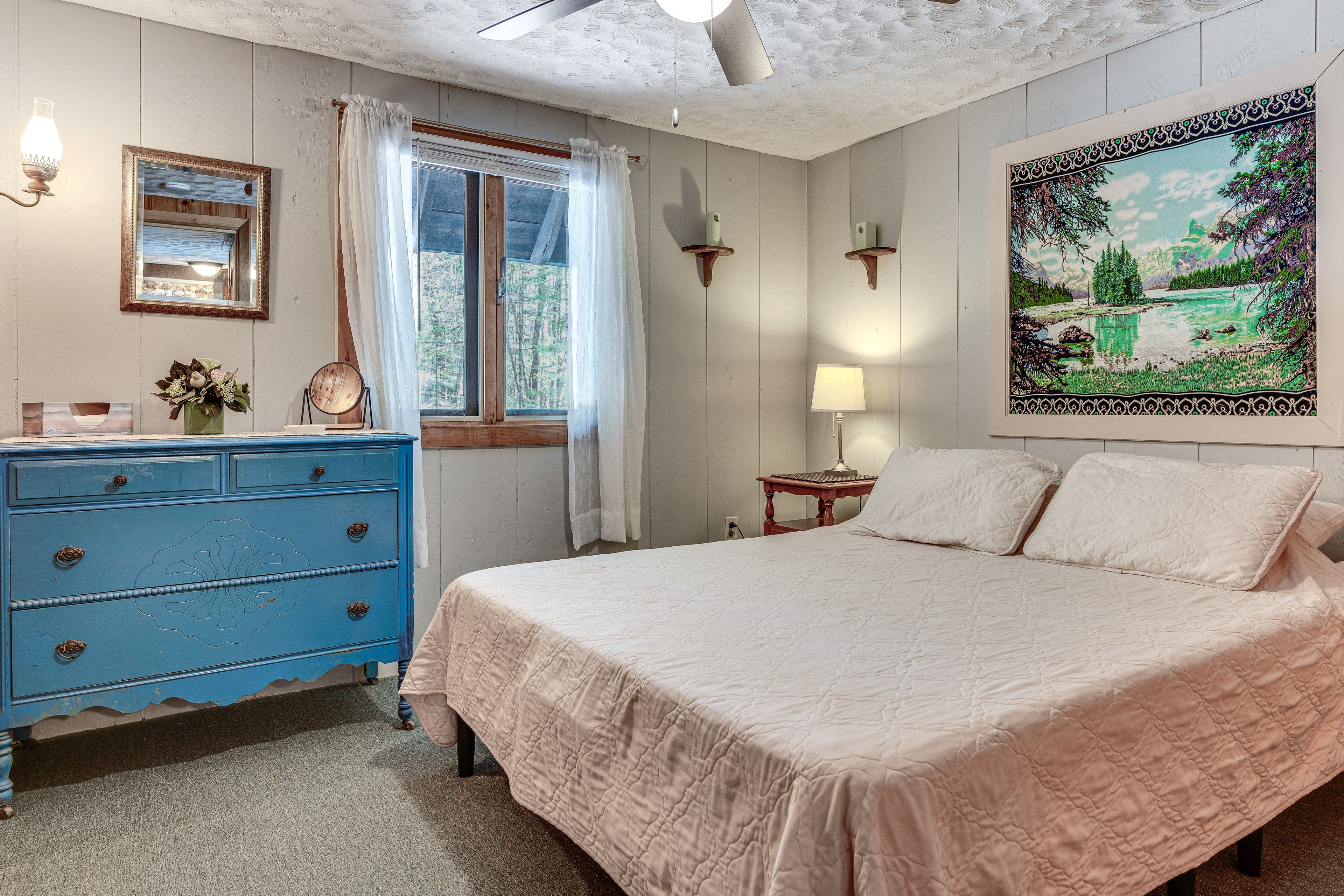 Bedroom 1 | Queen Bed | 1st Floor | Linens Provided