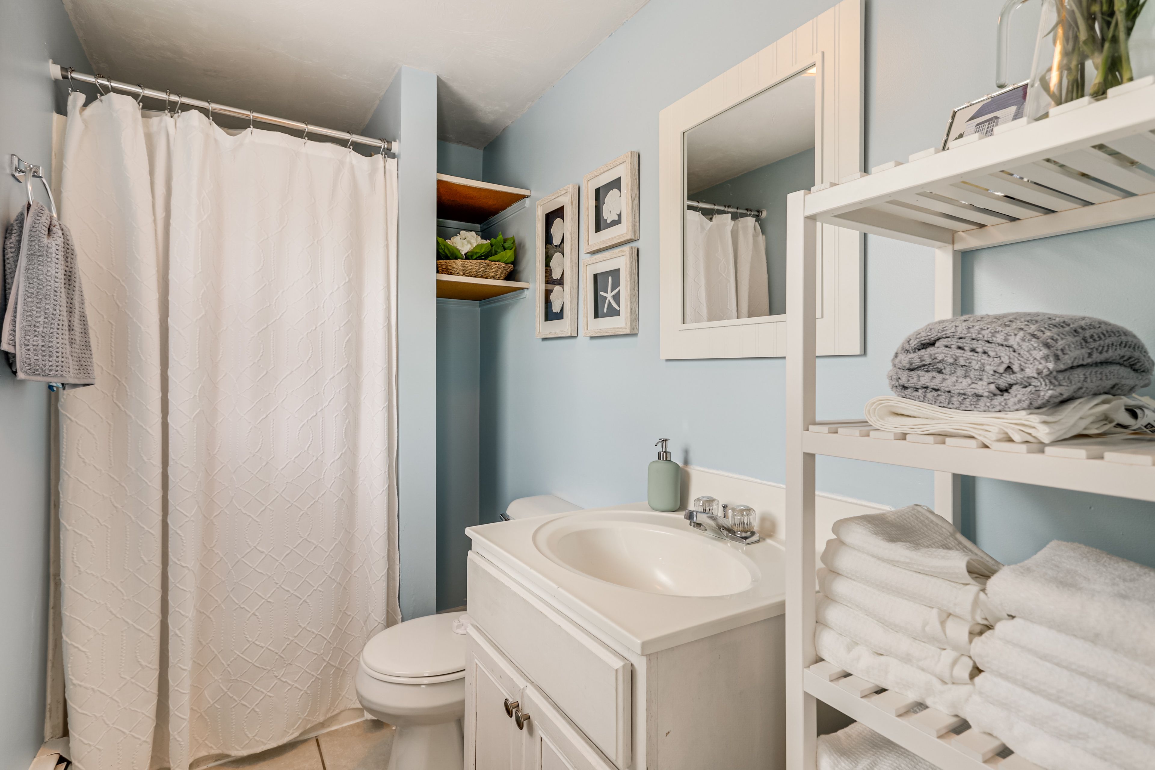 Full Bathroom | 1st Floor | Towels Provided