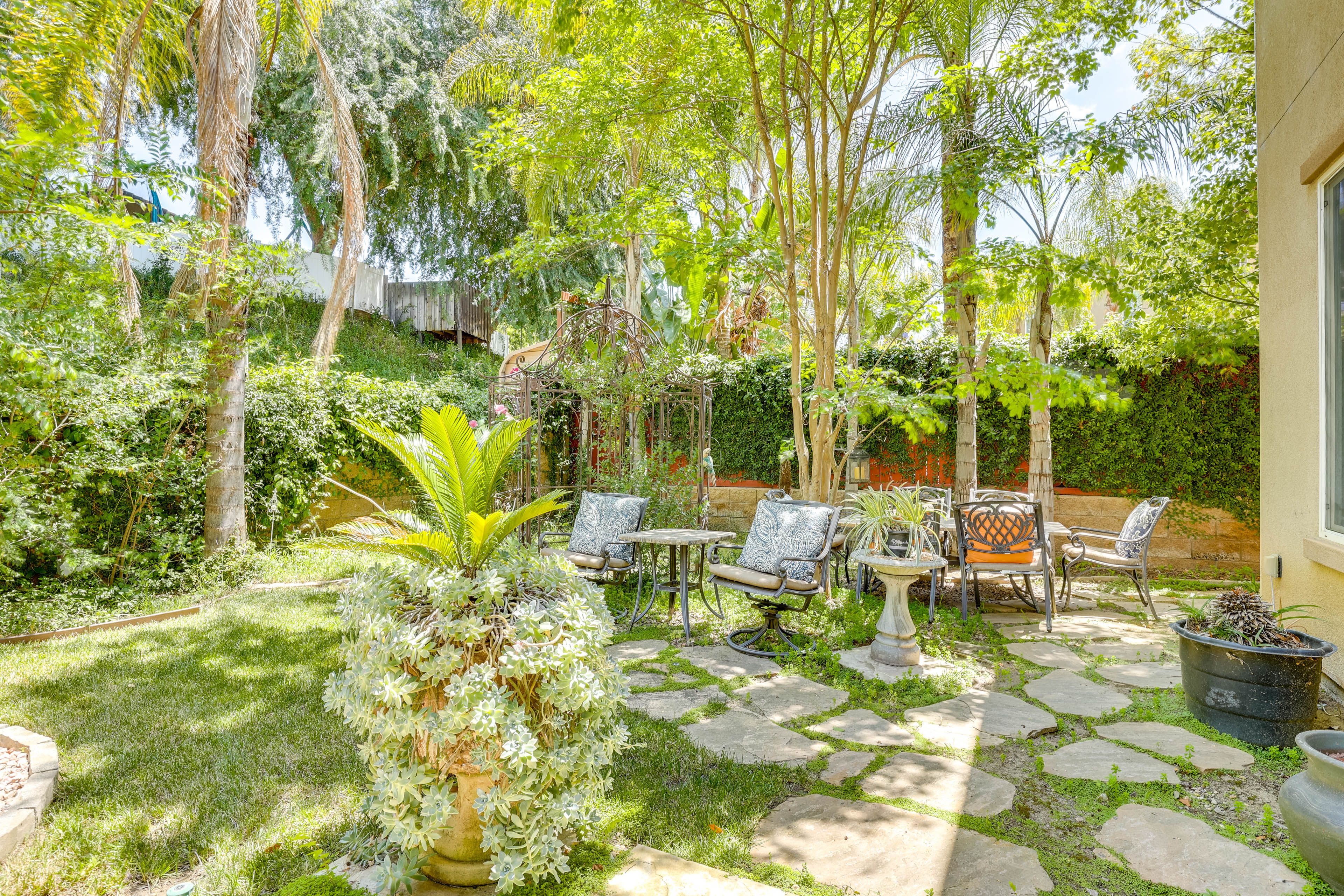 Enclosed Backyard | Dining Area | Fire Pit | Gas Grill