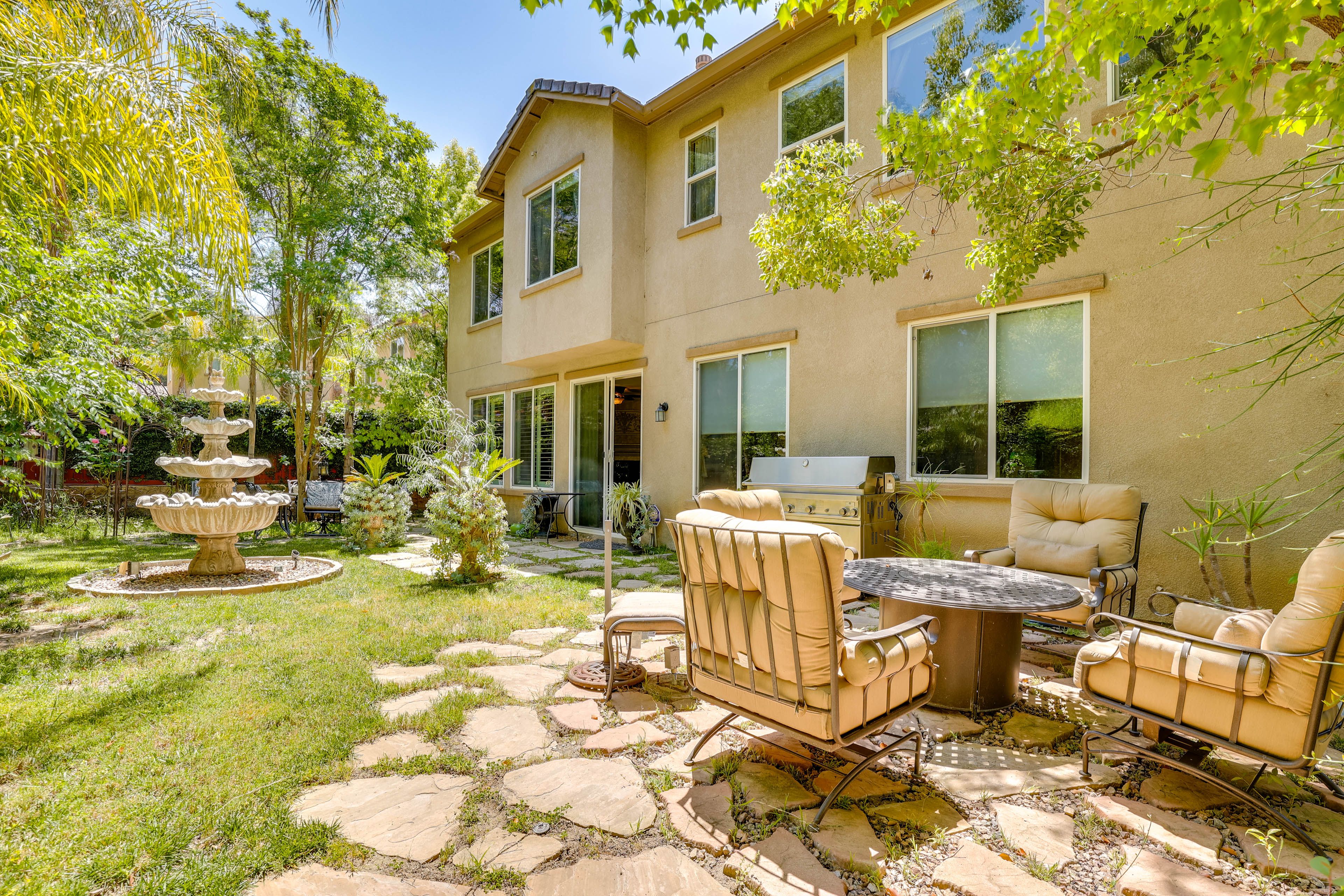 Enclosed Backyard | Fire Pit | Gas Grill