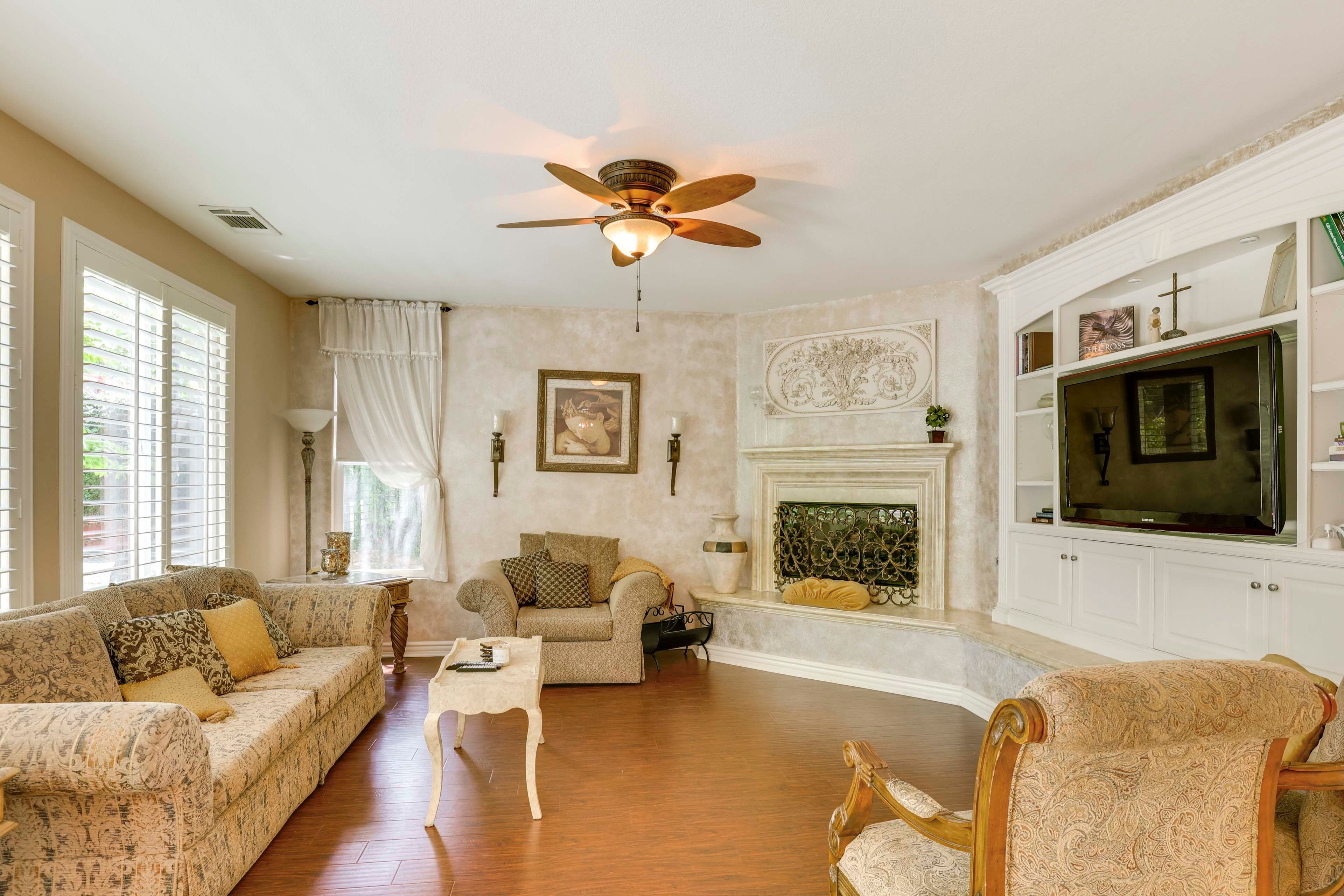 Living Room | Flat-Screen TV | Fireplace | 1st Floor