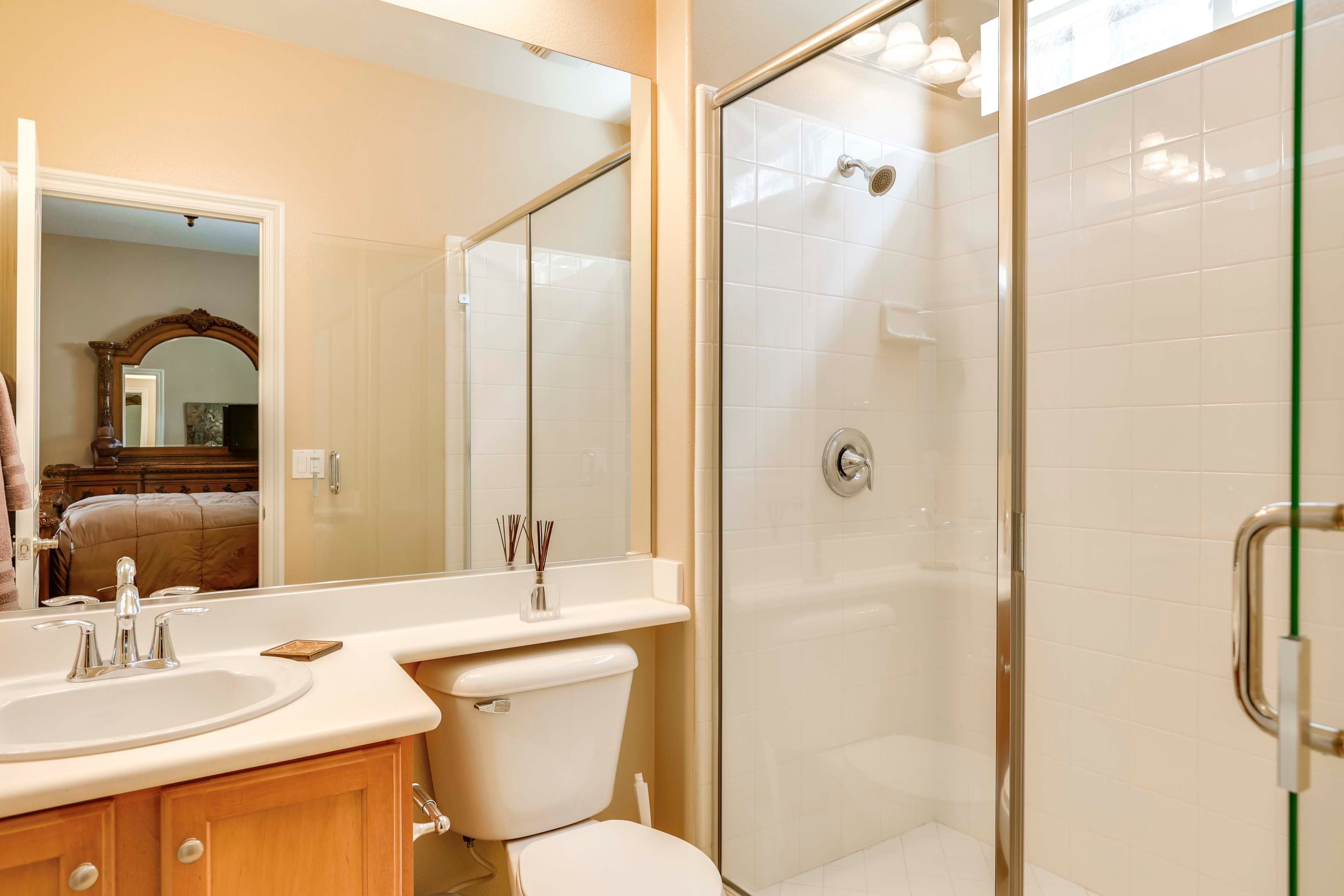 En-Suite Bathroom | Towels & Linens Provided | 1st Floor