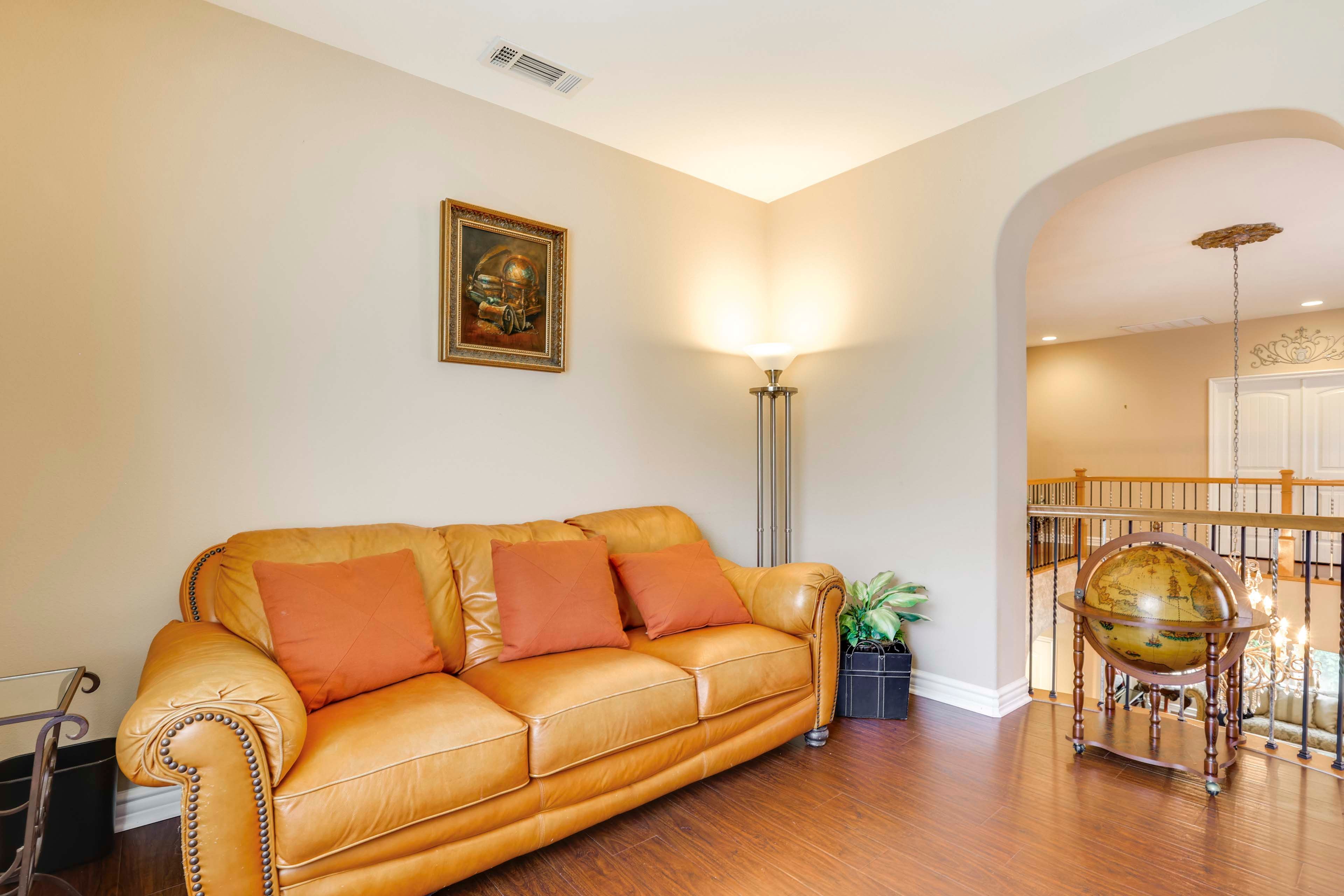 Lounge Area | Flat-Screen TV | 2nd Floor