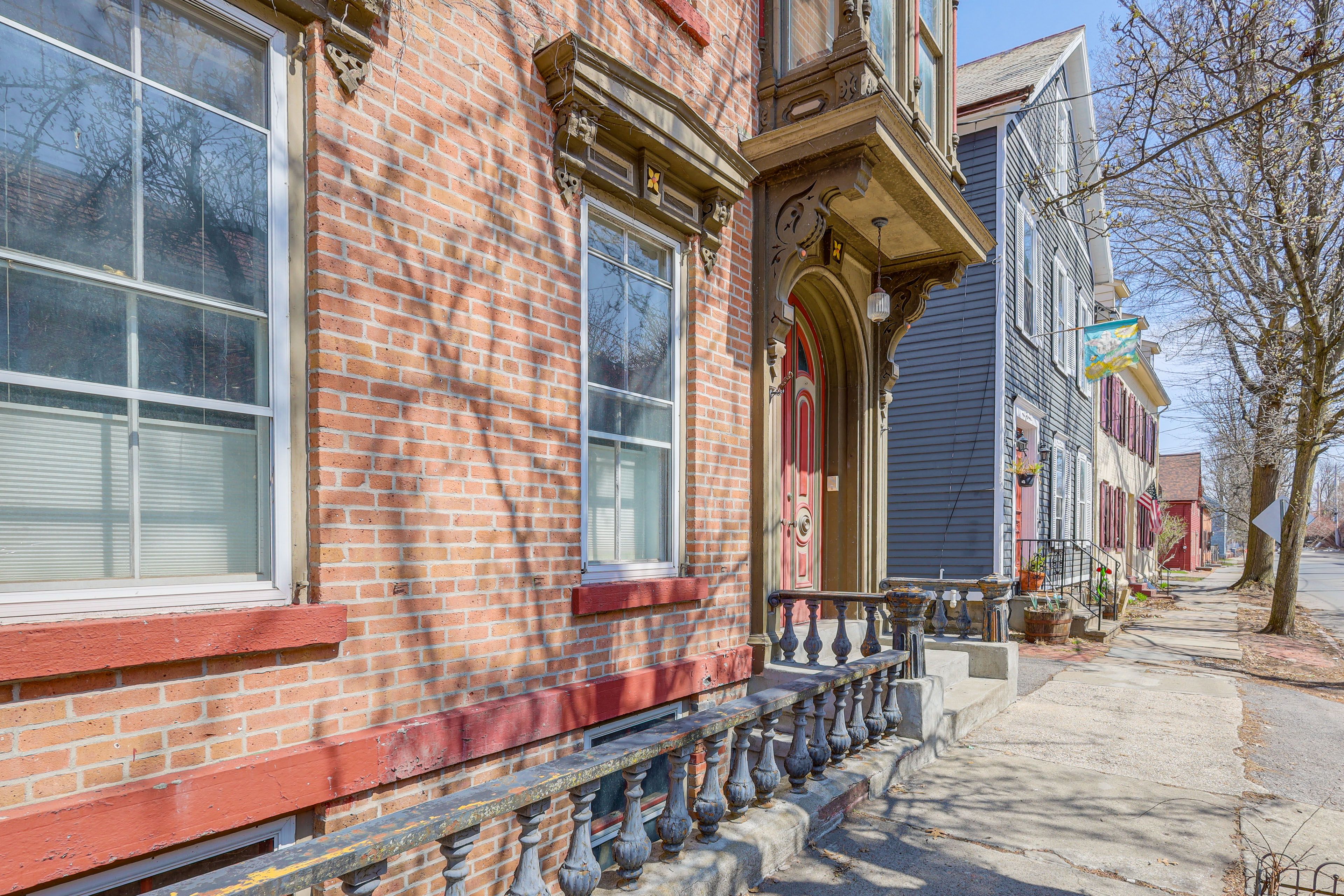 Building Exterior | Free Street Parking