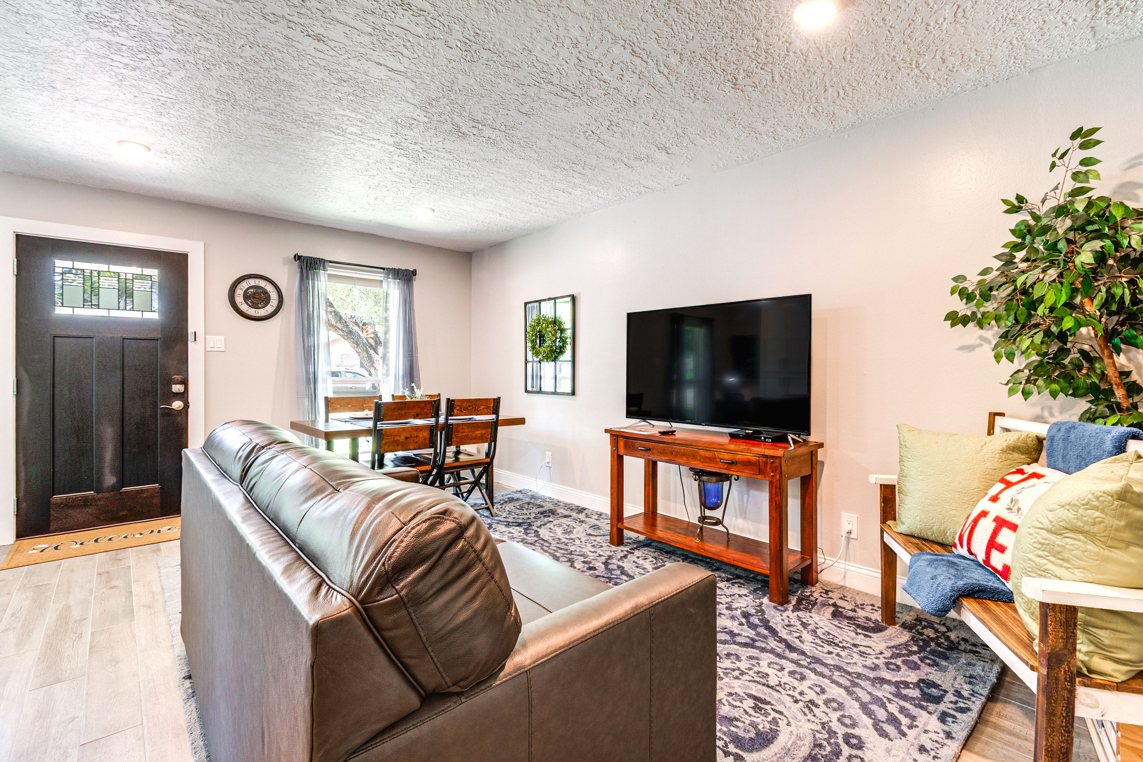 Living Room | Sleeper Sofa | Smart TV | Free WiFi | Central A/C & Heating