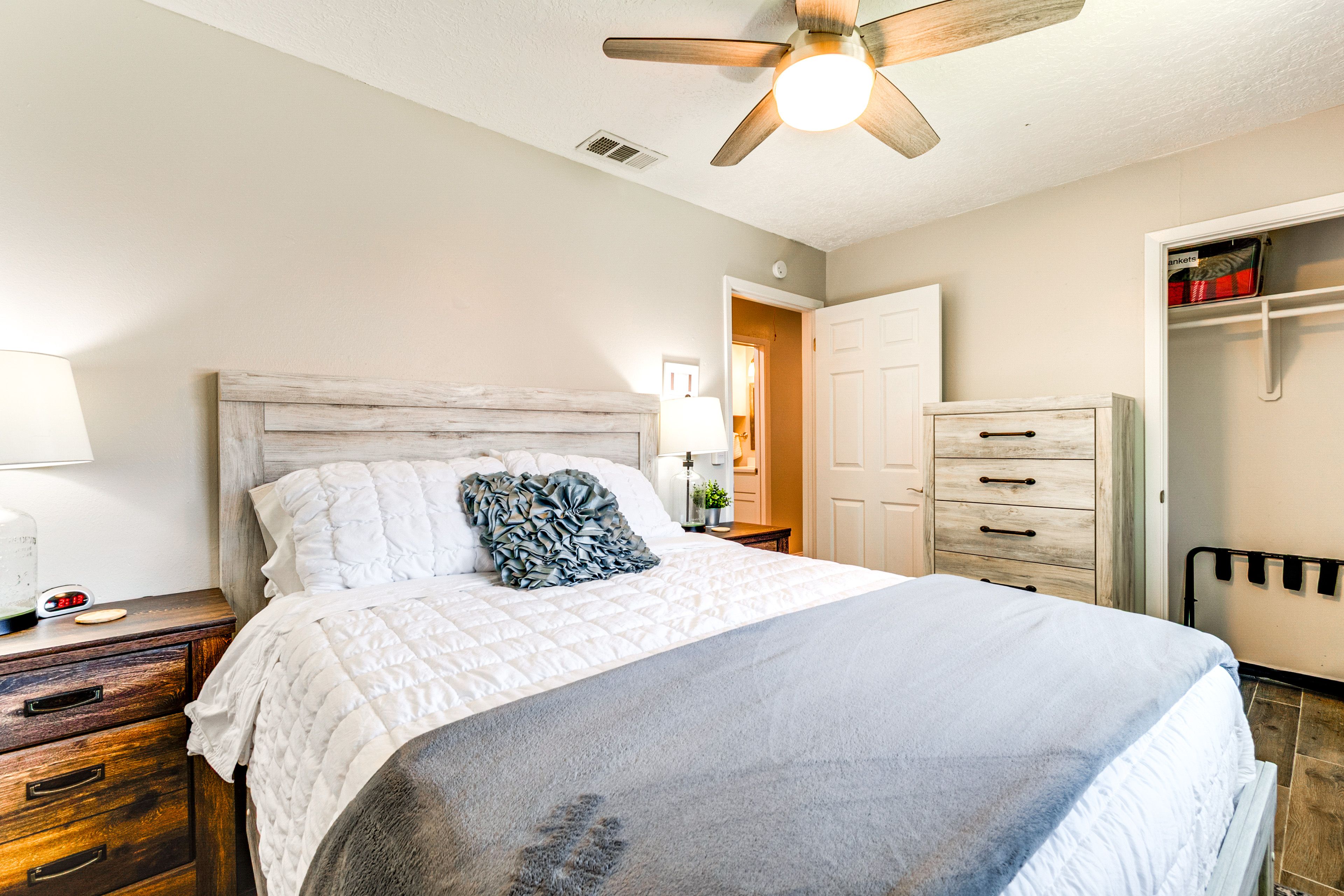 Bedroom 2 | Queen Bed