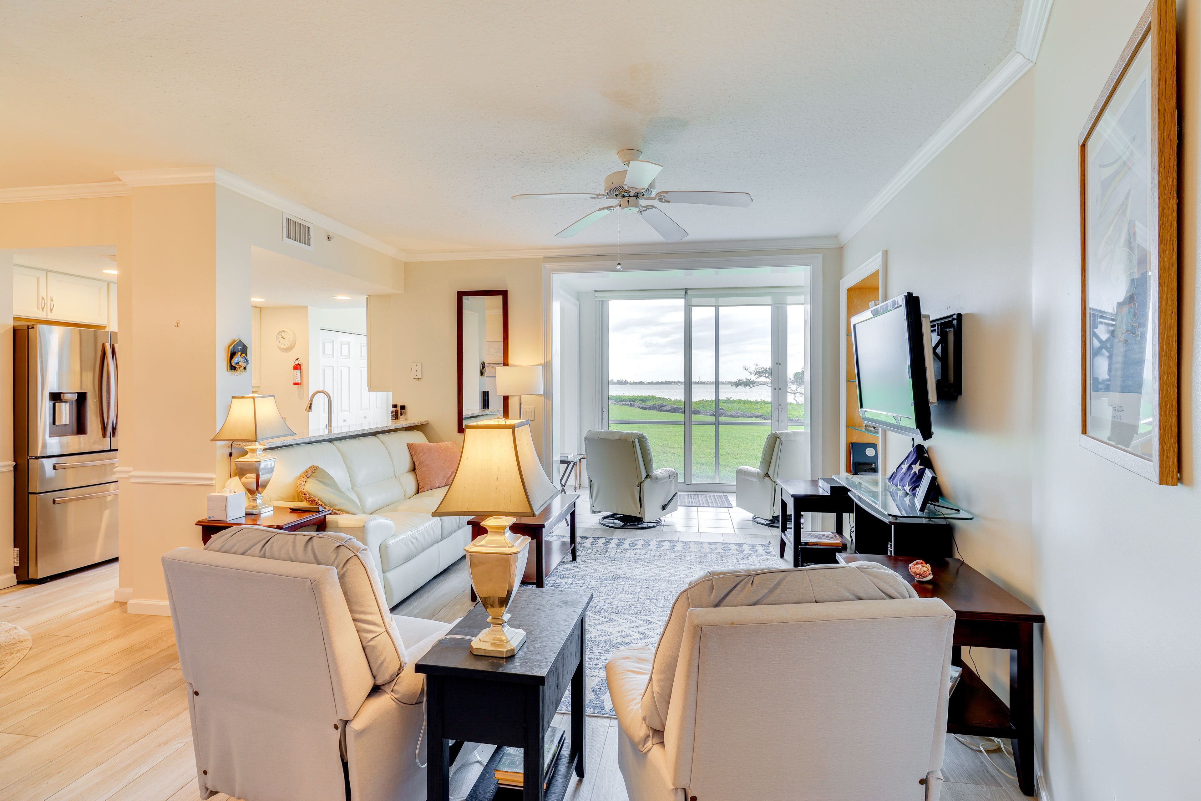 Living Room | Free WiFi | Central Heating & A/C | Smart TV